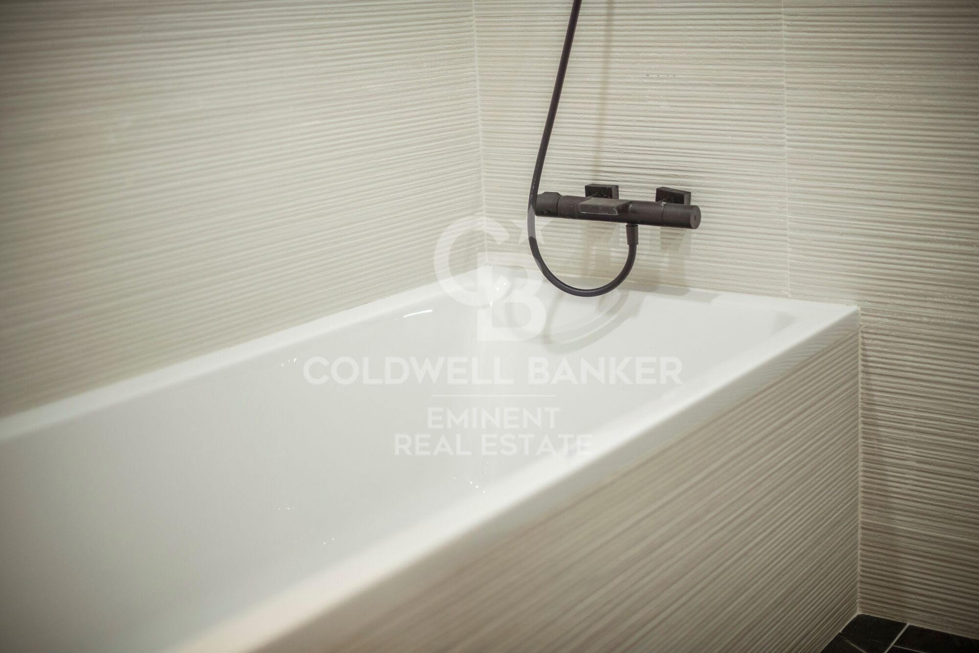 Élégant appartement rénové de 150 m² dans un immeuble classique près de la Rambla Catalunya