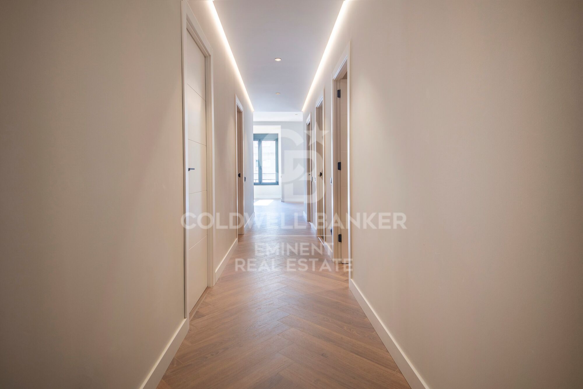 Élégant appartement rénové de 150 m² dans un immeuble classique près de la Rambla Catalunya