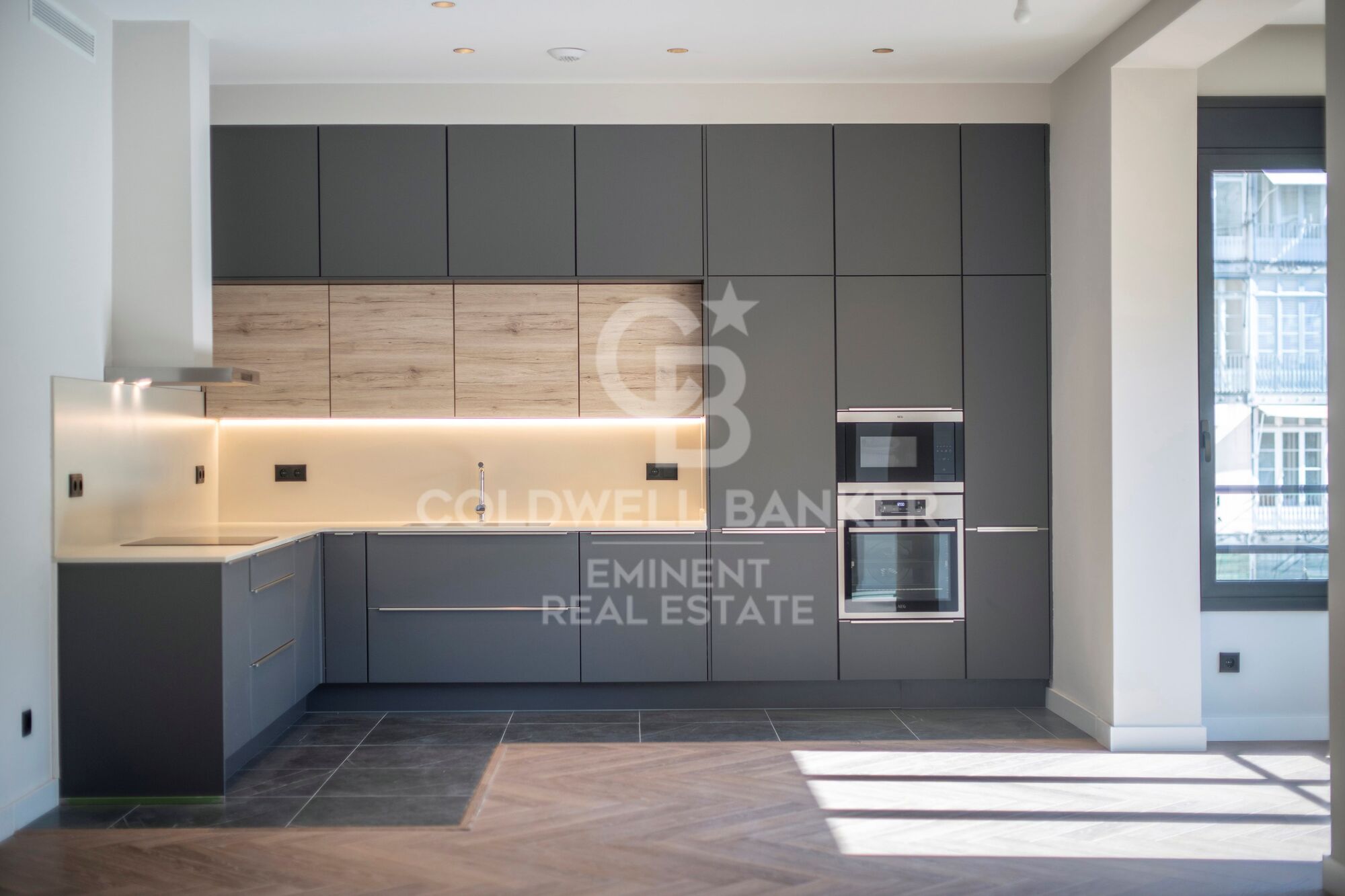 Elegante piso reformado de 150 m² en finca regia junto a Rambla Catalunya