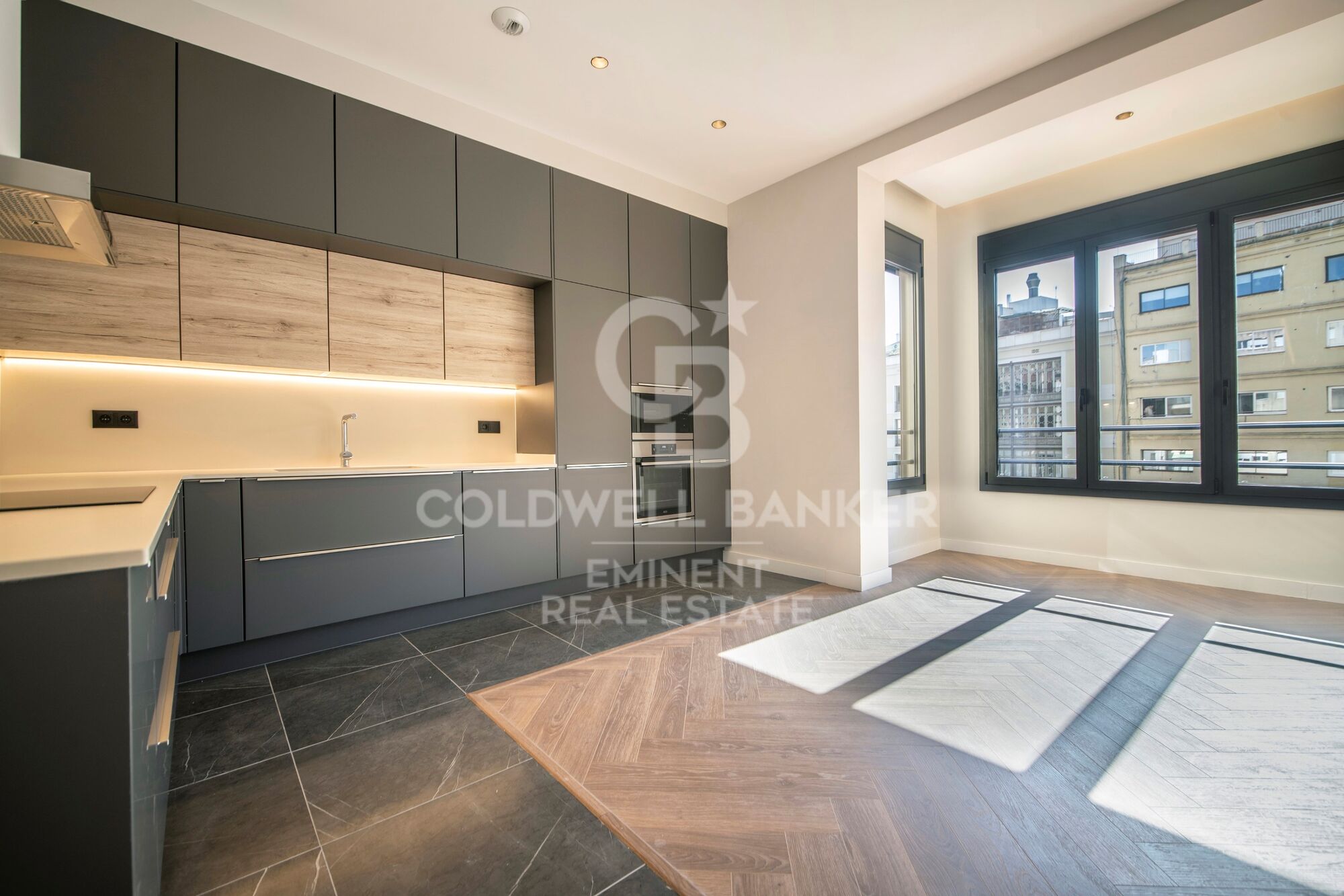 Elegante, renovierte 150 m² Wohnung in einem historischen Gebäude nahe der Rambla Catalunya