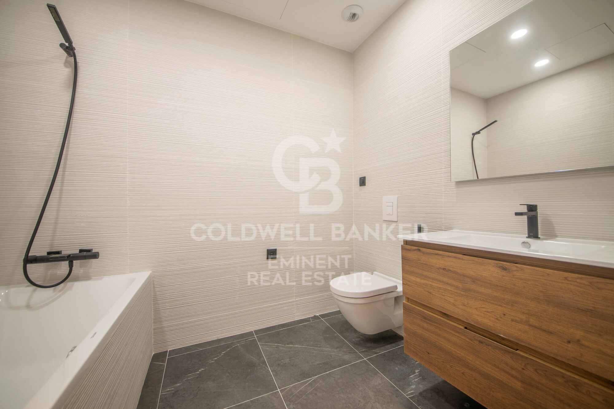 Élégant appartement rénové de 150 m² dans un immeuble classique près de la Rambla Catalunya
