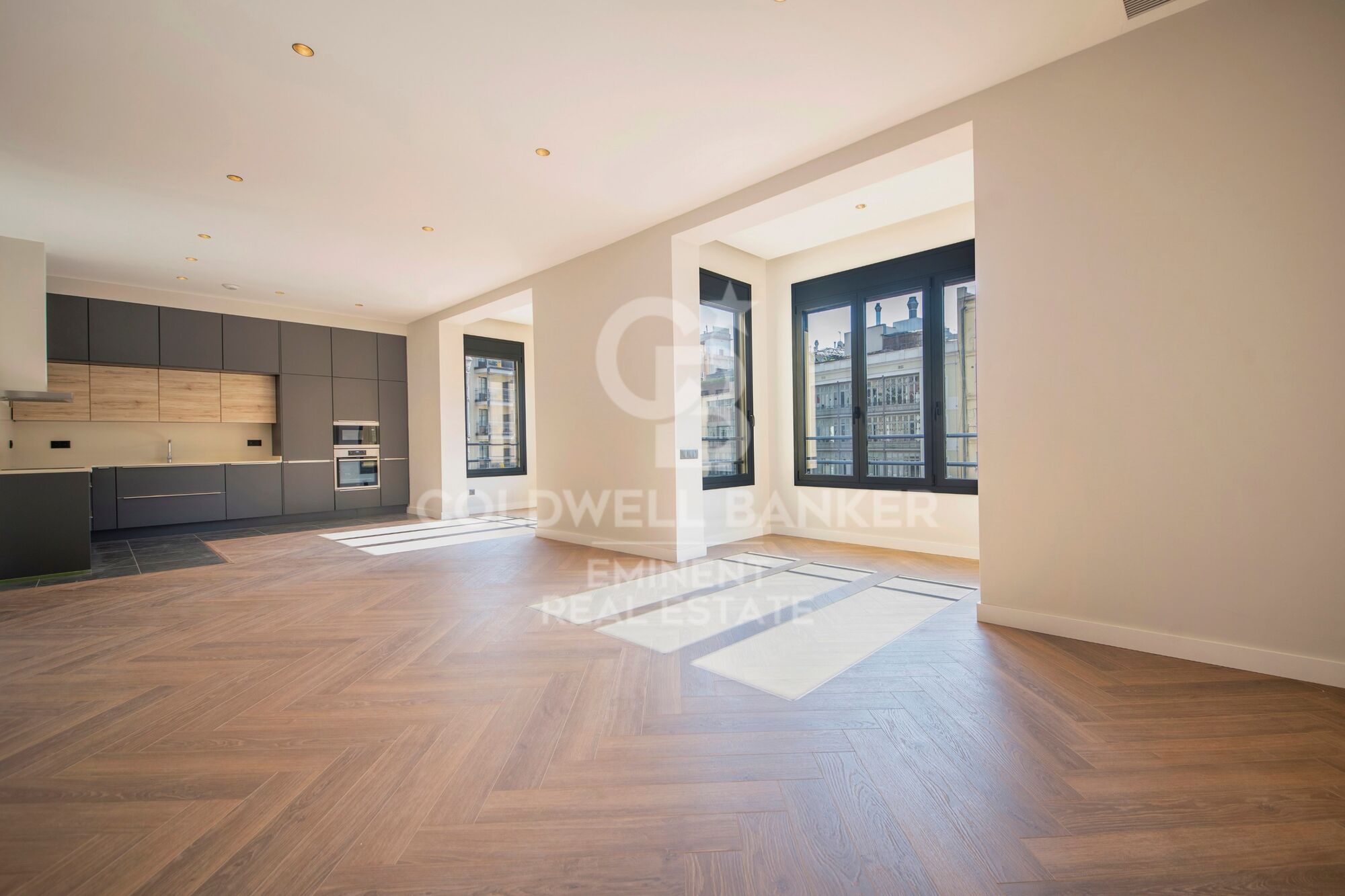 Elegante piso reformado de 150 m² en finca regia junto a Rambla Catalunya