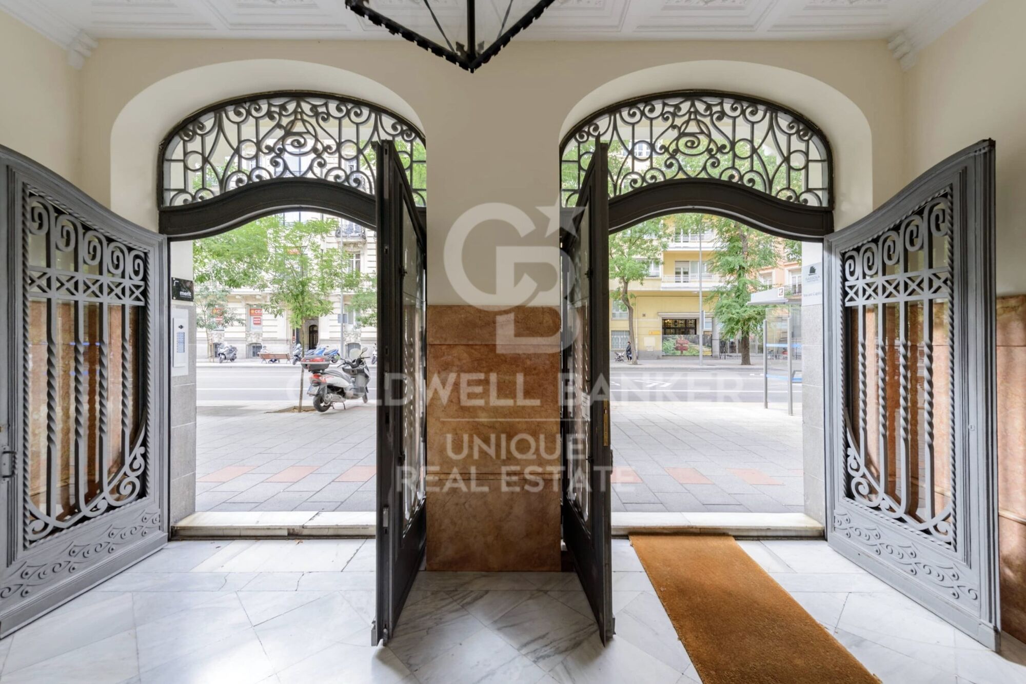 Renovated exterior flat with 4 bedrooms in Almagro, Madrid