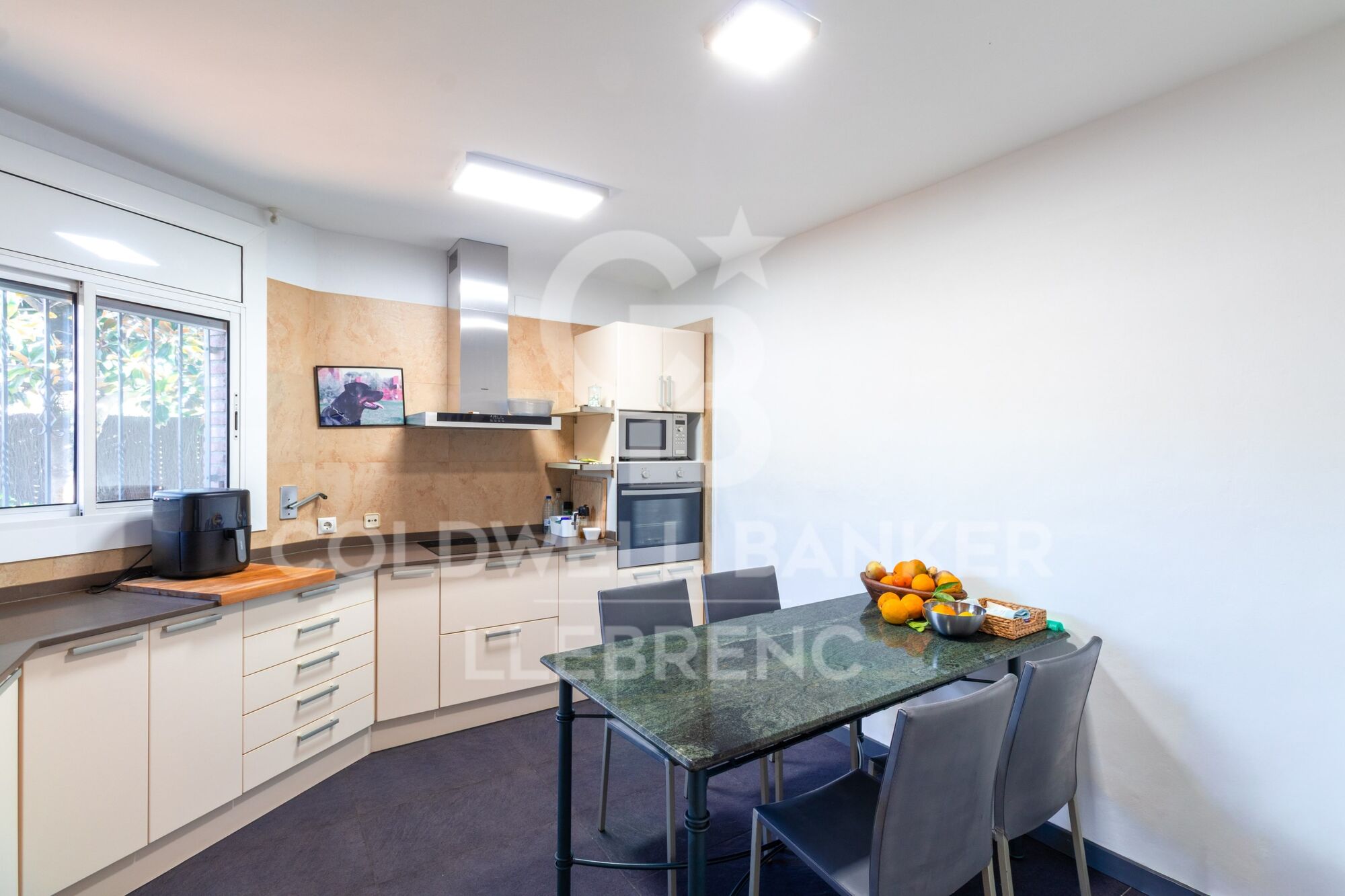 Spacious and bright house of 290 m² on three floors with garden and pool