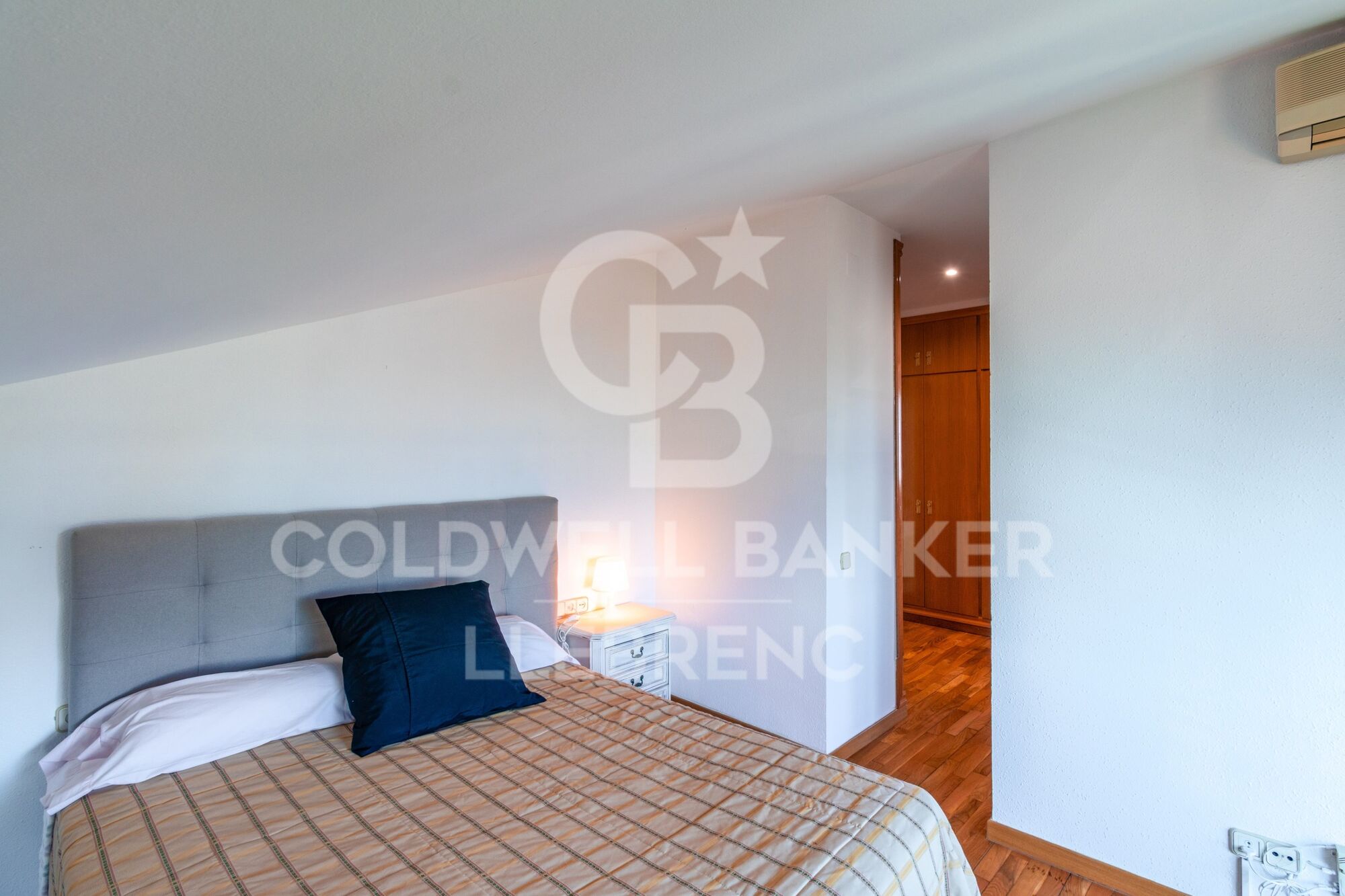 Spacious and bright house of 290 m² on three floors with garden and pool