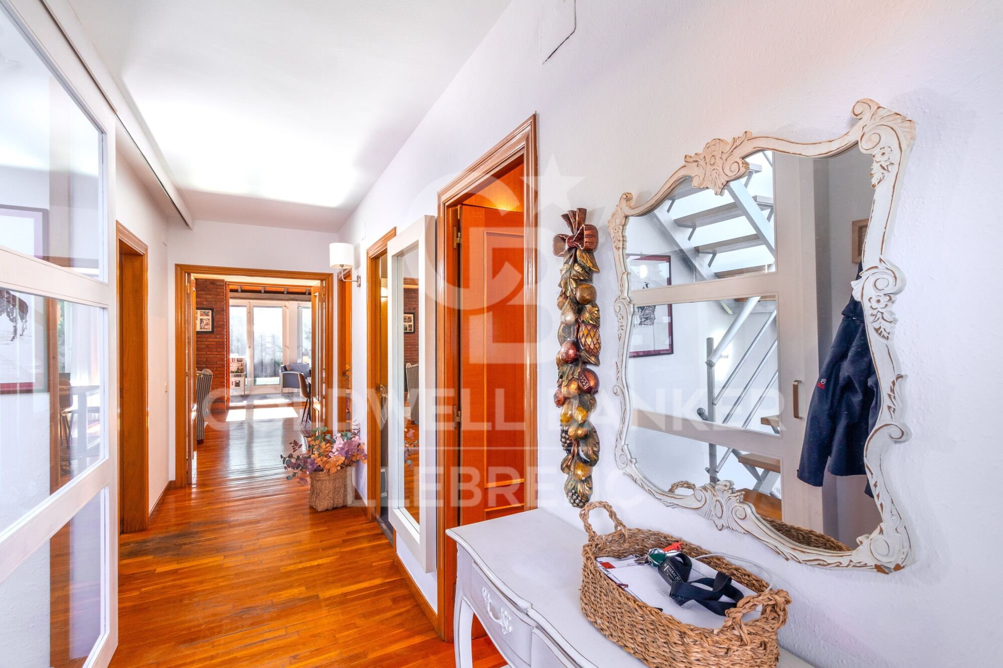 Spacious and bright house of 290 m² on three floors with garden and pool