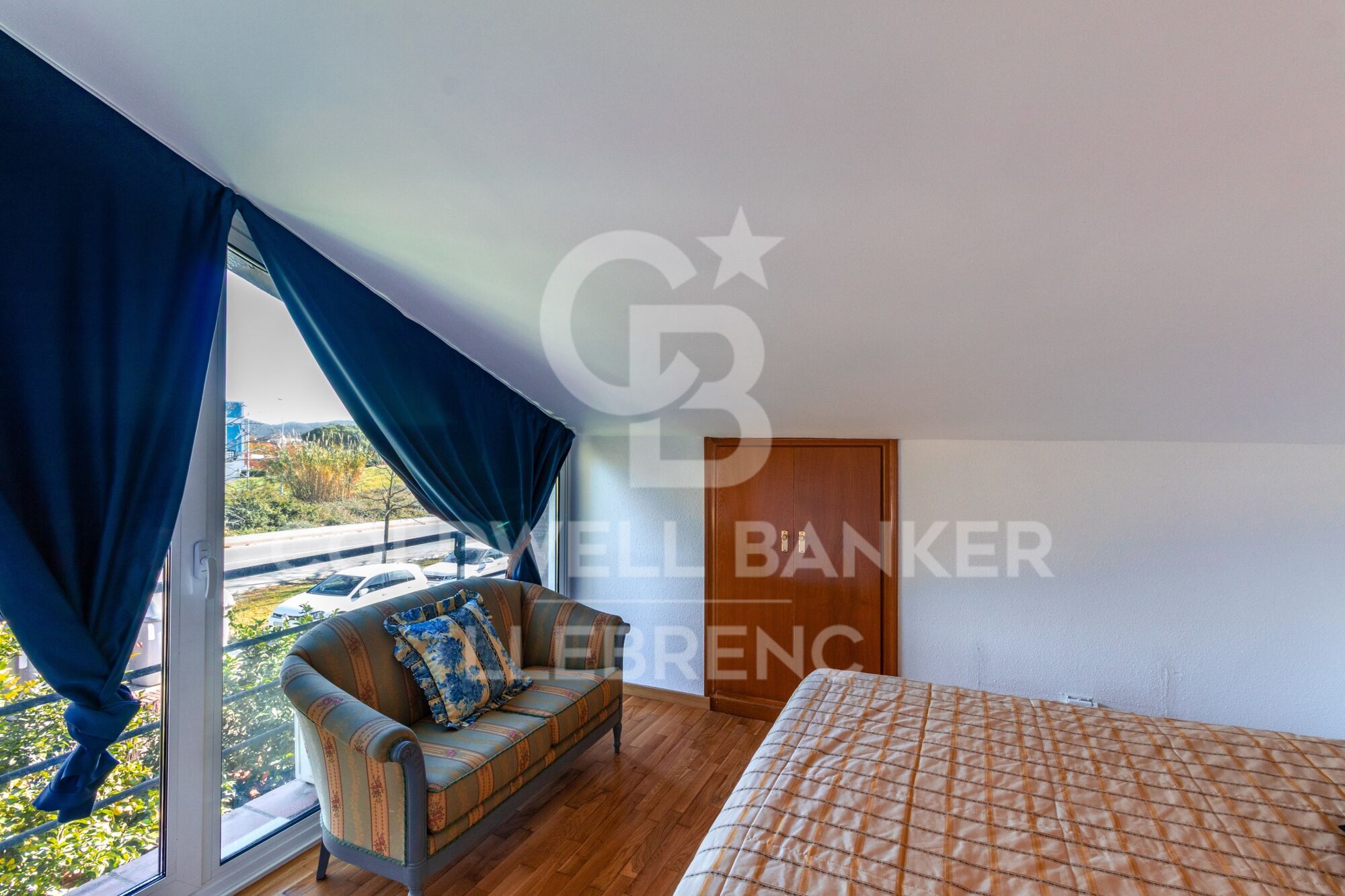 Spacious and bright house of 290 m² on three floors with garden and pool