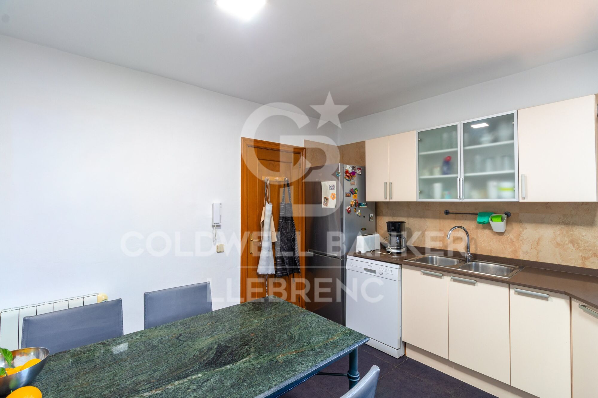 Spacious and bright house of 290 m² on three floors with garden and pool