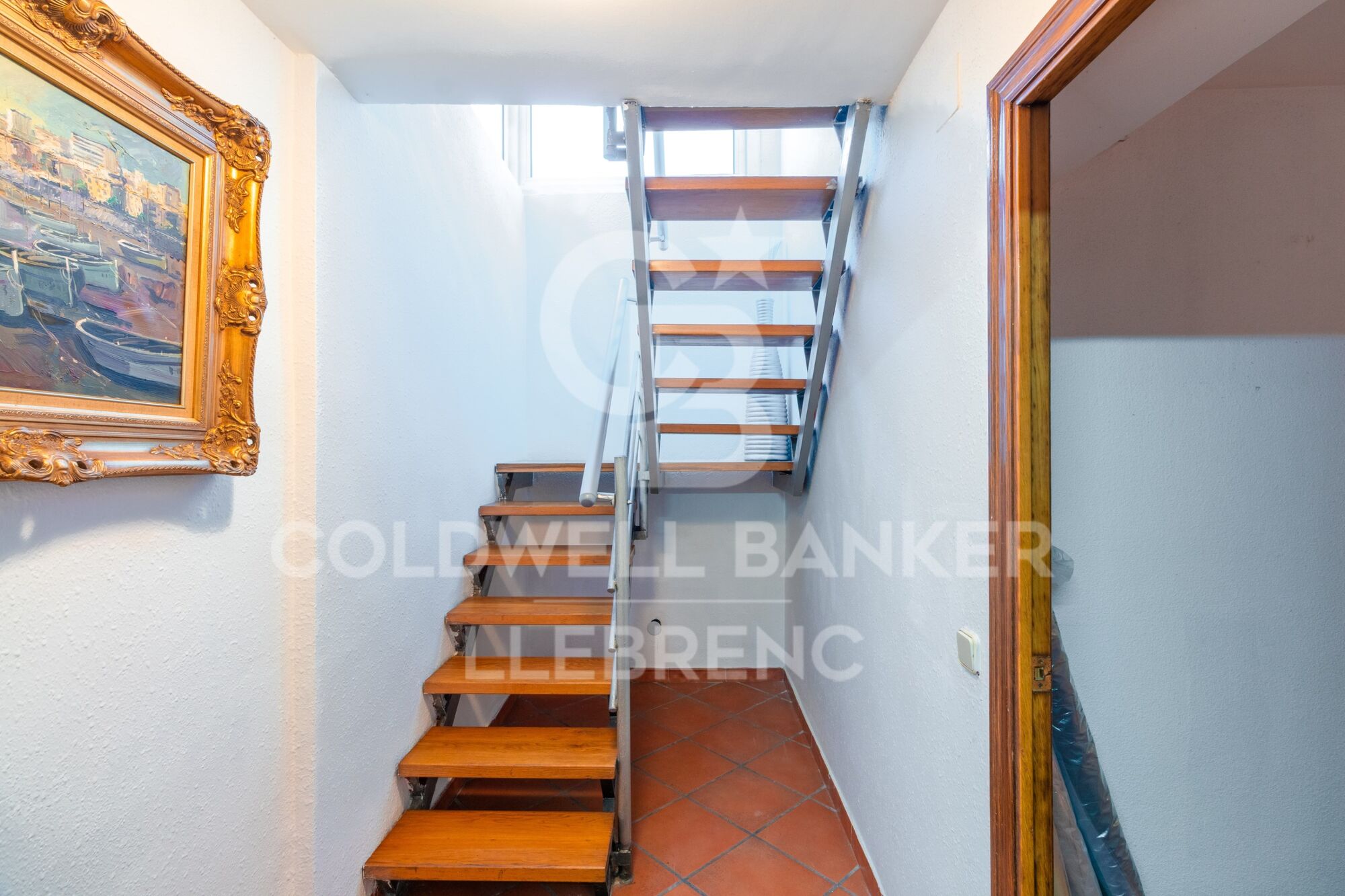 Spacious and bright house of 290 m² on three floors with garden and pool