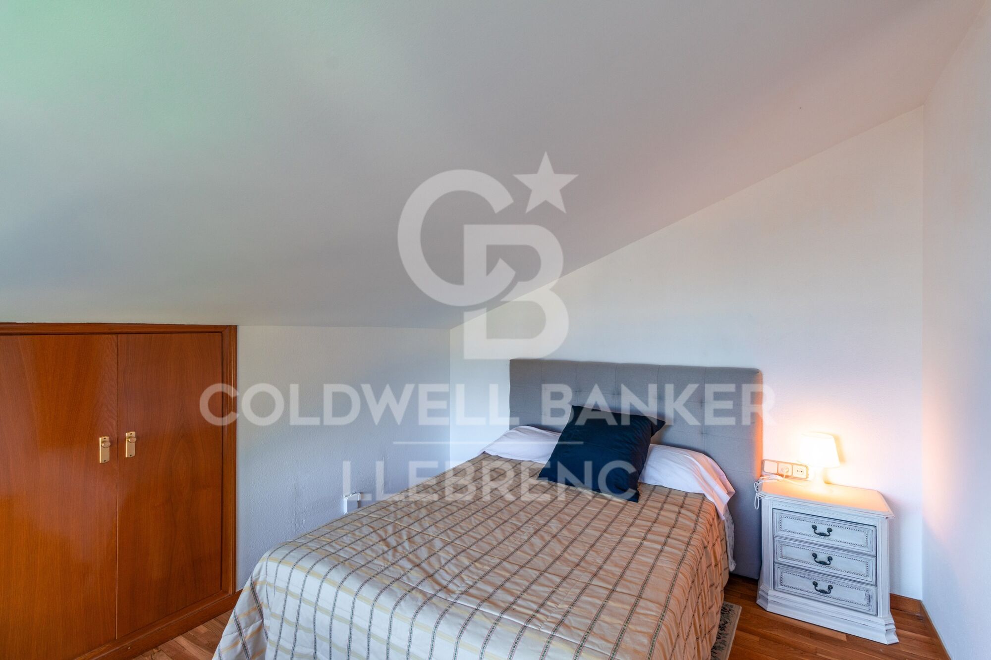 Spacious and bright house of 290 m² on three floors with garden and pool