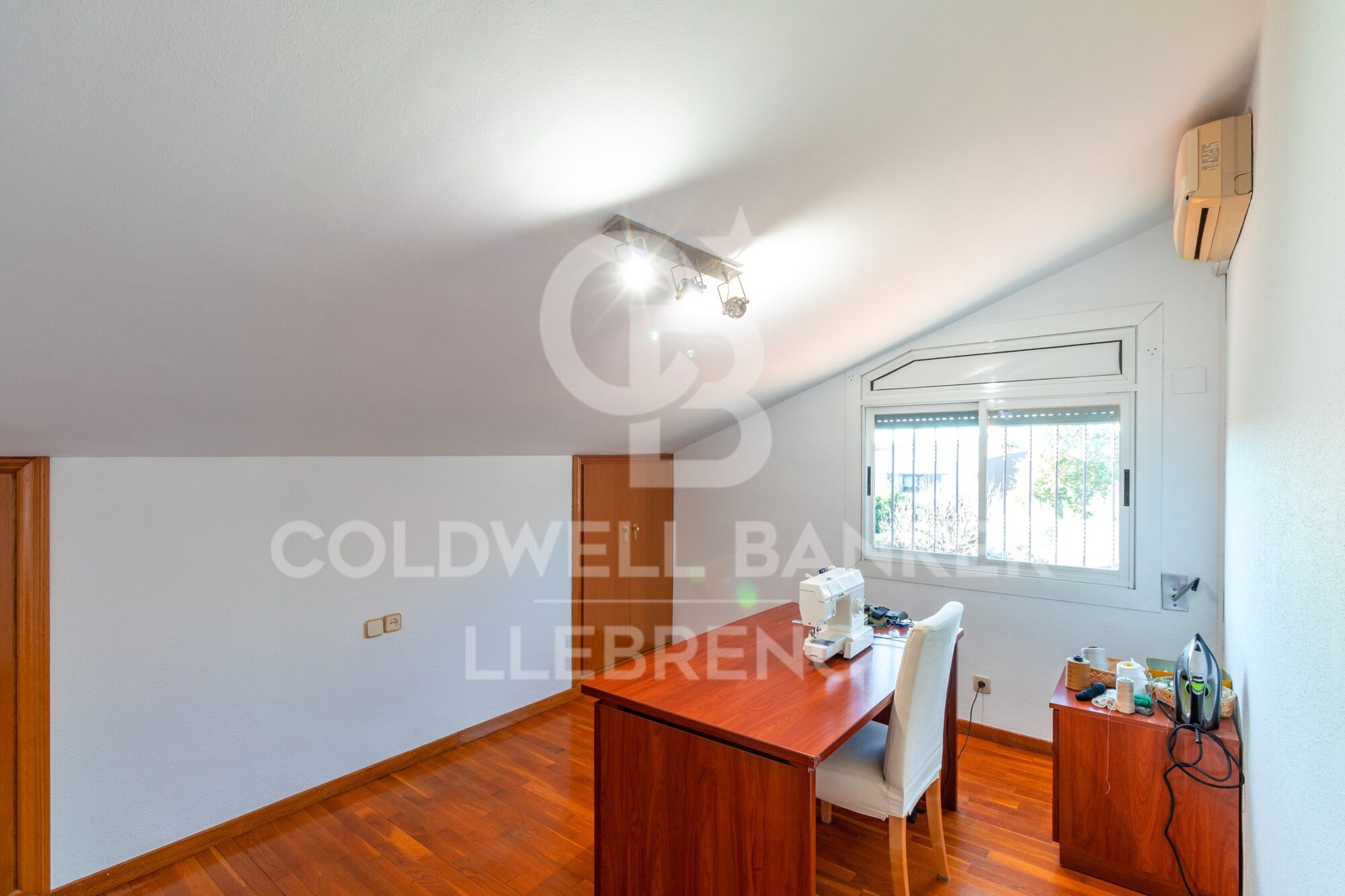 Spacious and bright house of 290 m² on three floors with garden and pool