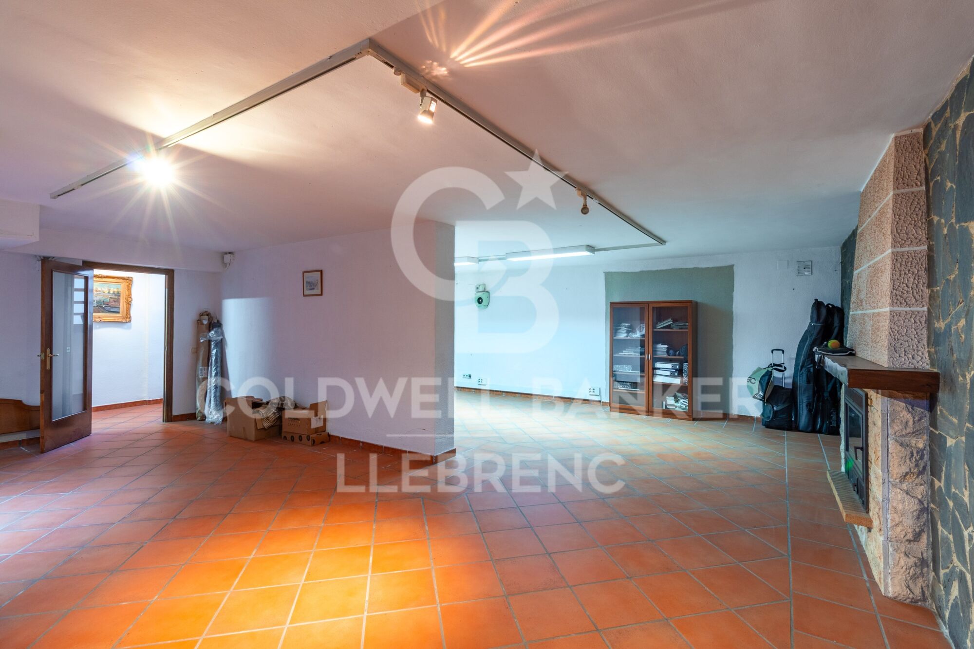 Spacious and bright house of 290 m² on three floors with garden and pool