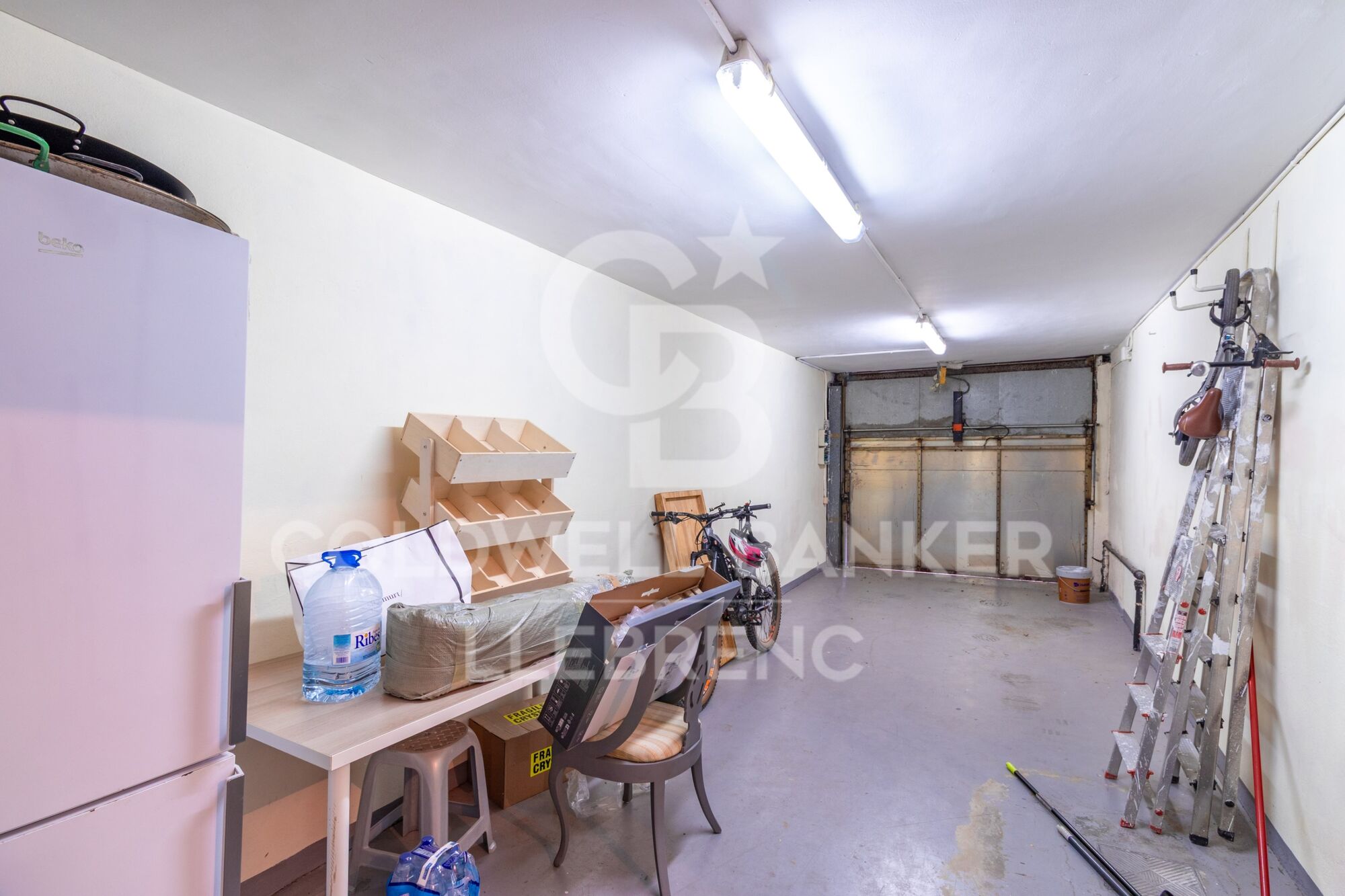 Spacious and bright house of 290 m² on three floors with garden and pool