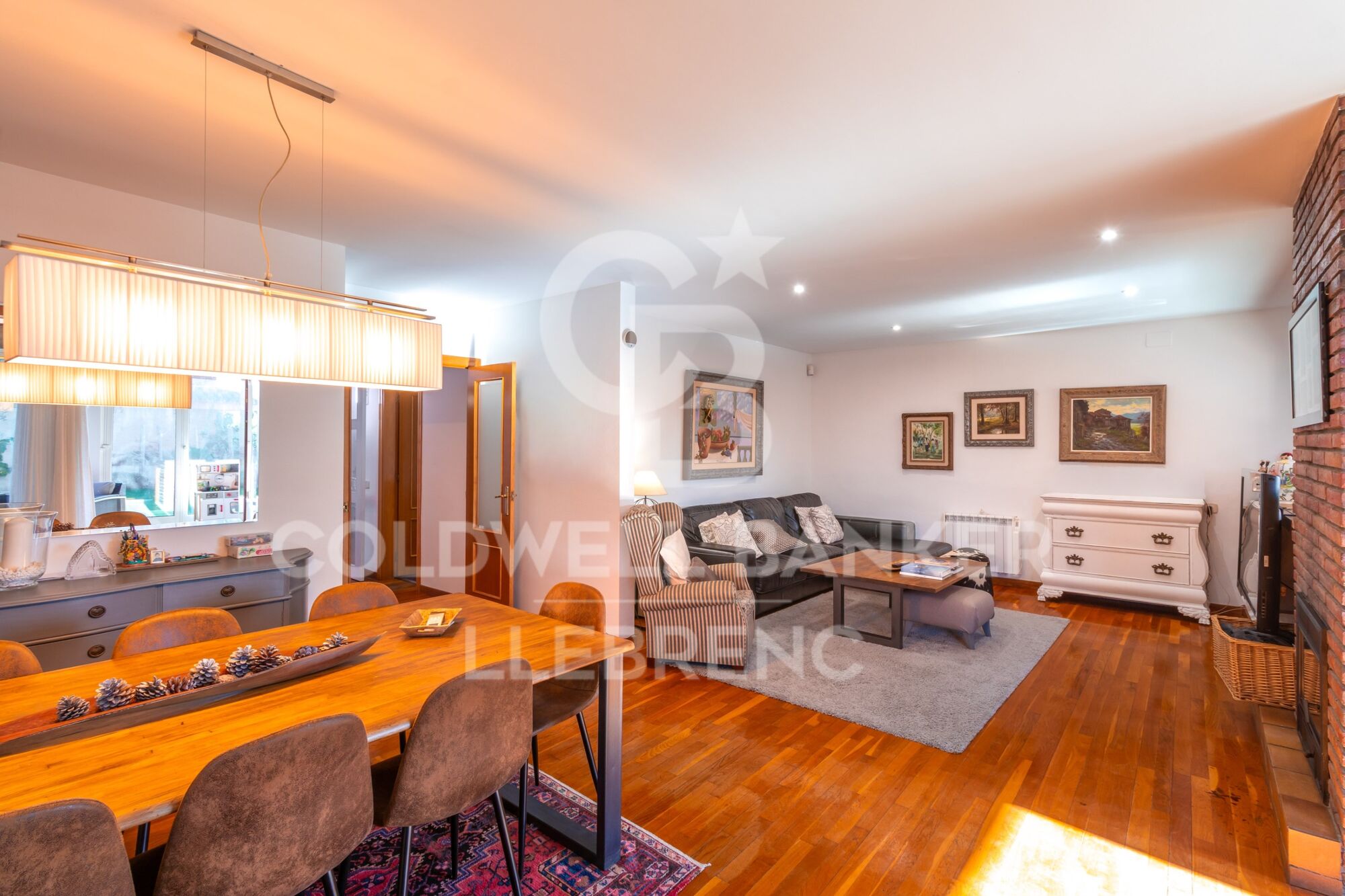 Spacious and bright house of 290 m² on three floors with garden and pool