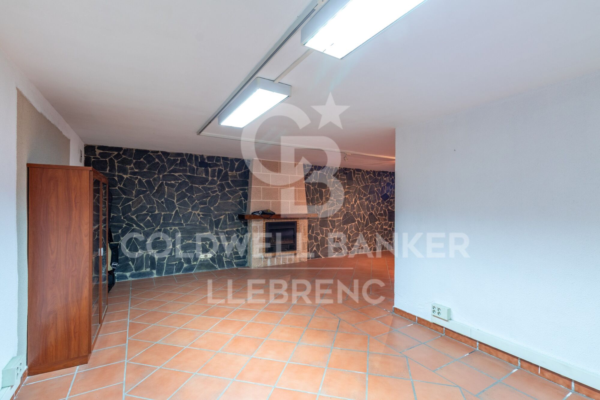 Spacious and bright house of 290 m² on three floors with garden and pool