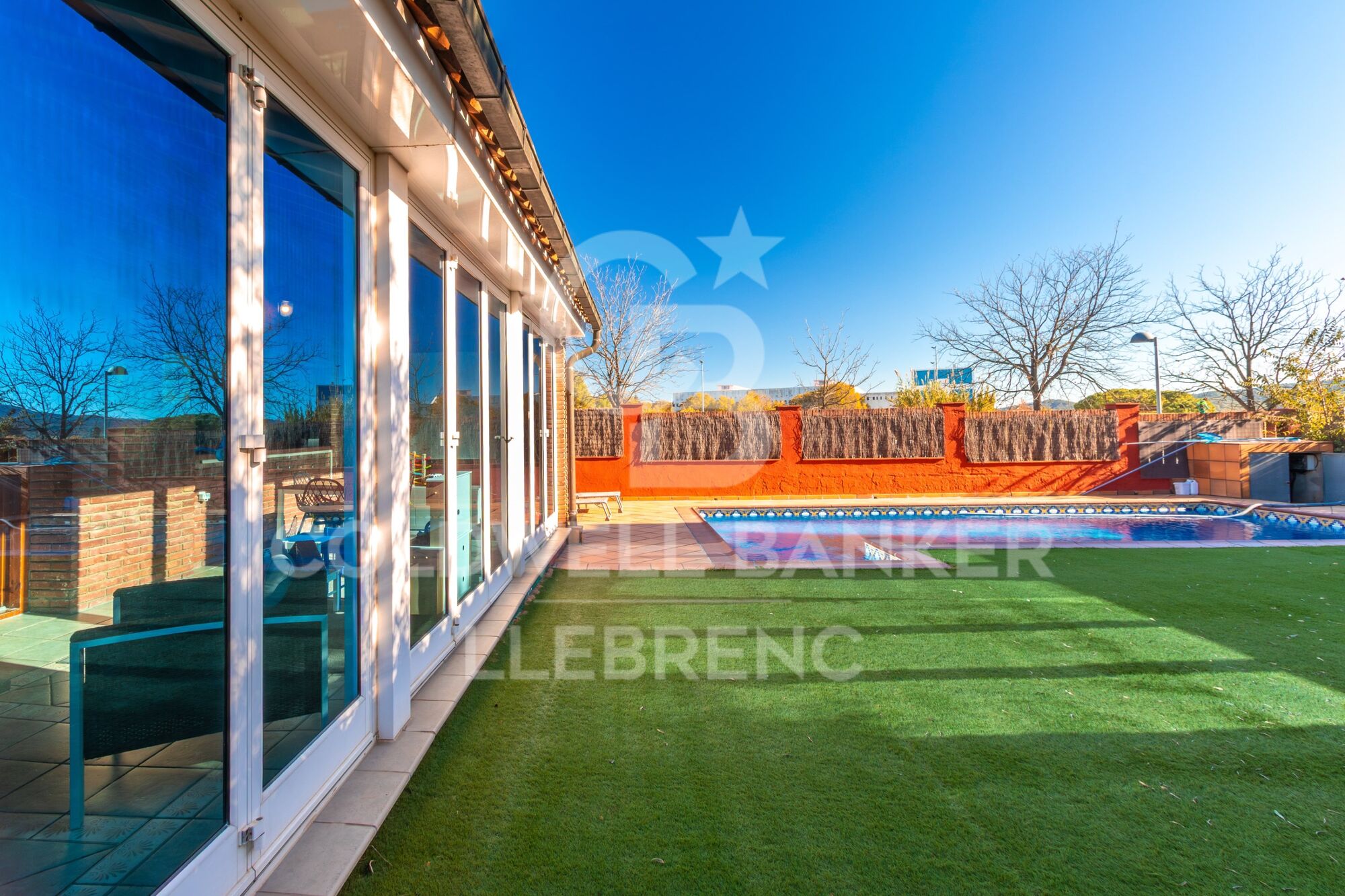 Spacious and bright house of 290 m² on three floors with garden and pool