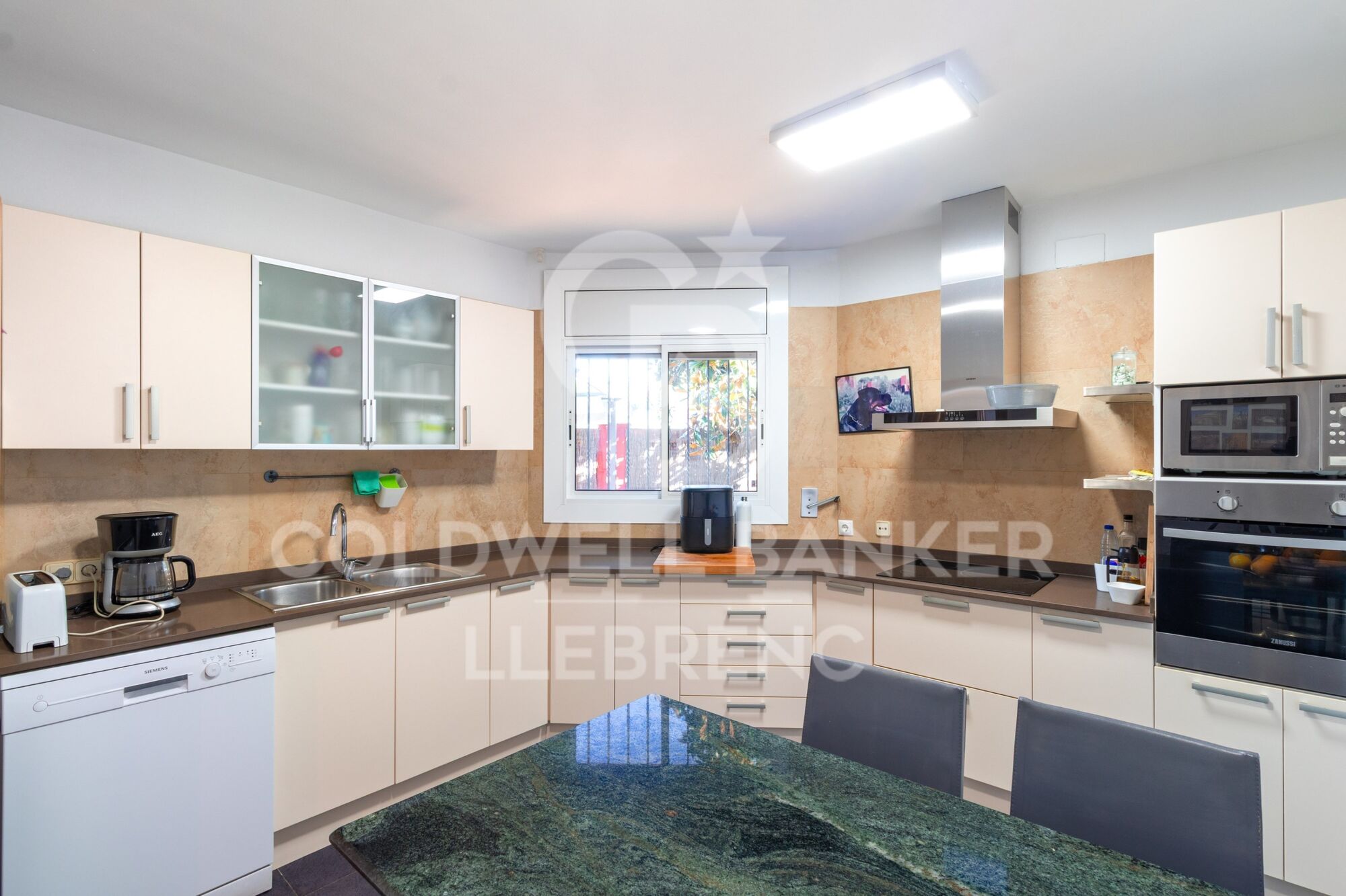 Spacious and bright house of 290 m² on three floors with garden and pool