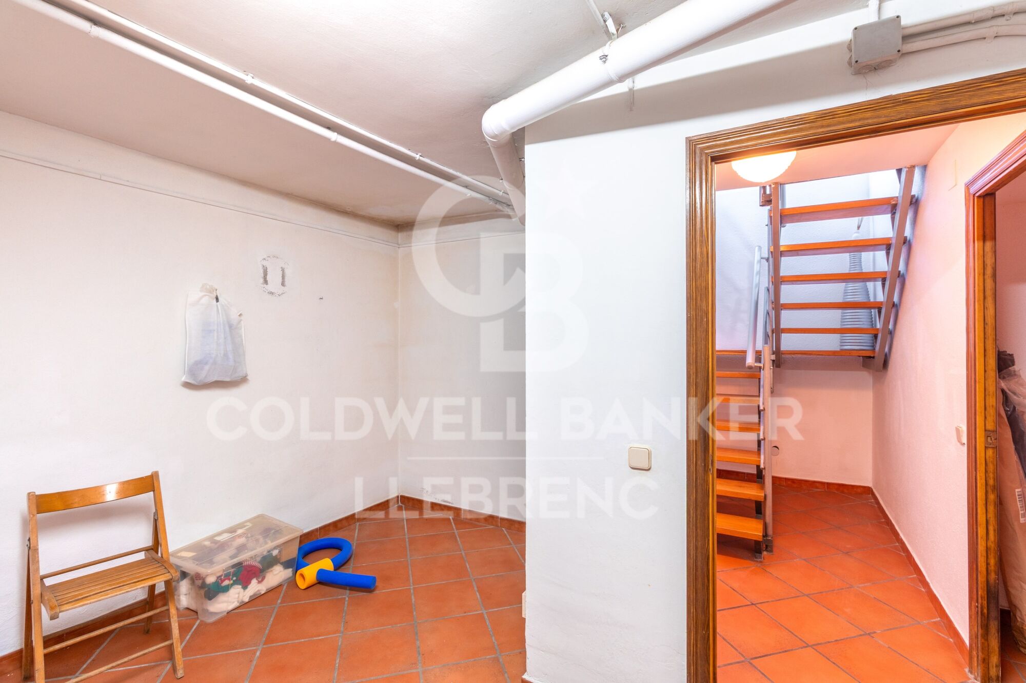 Spacious and bright house of 290 m² on three floors with garden and pool