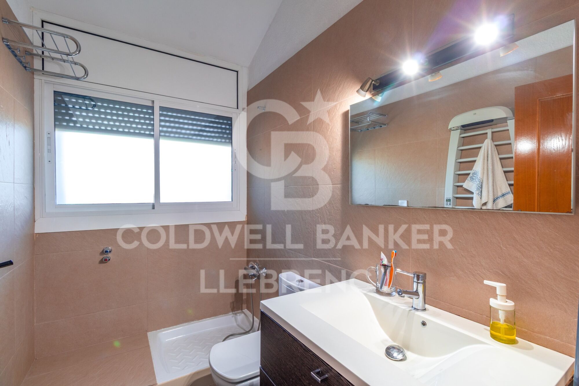 Spacious and bright house of 290 m² on three floors with garden and pool