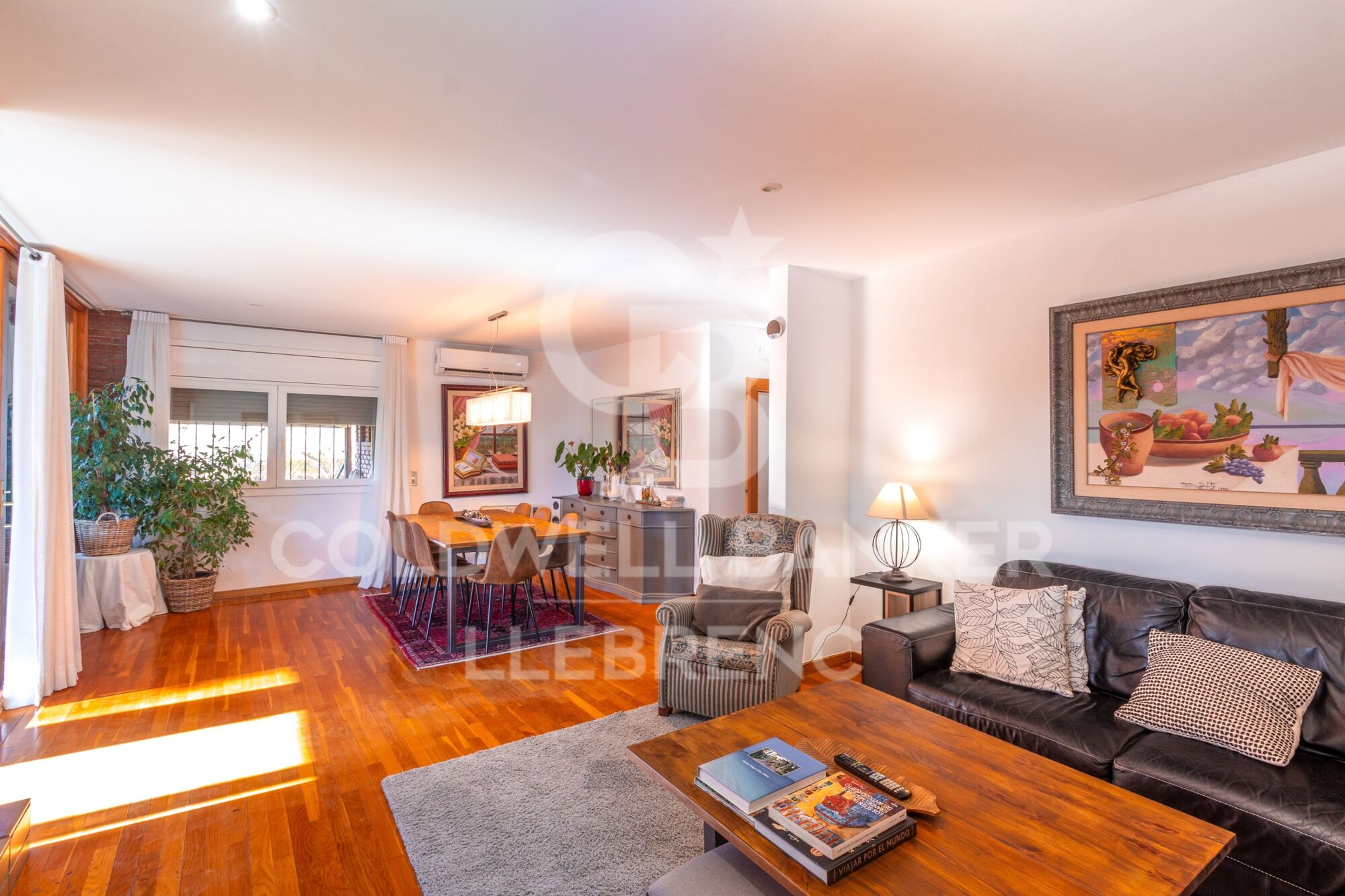 Maison spacieuse et lumineuse de 290 m² répartis sur trois étages avec jardin et piscine