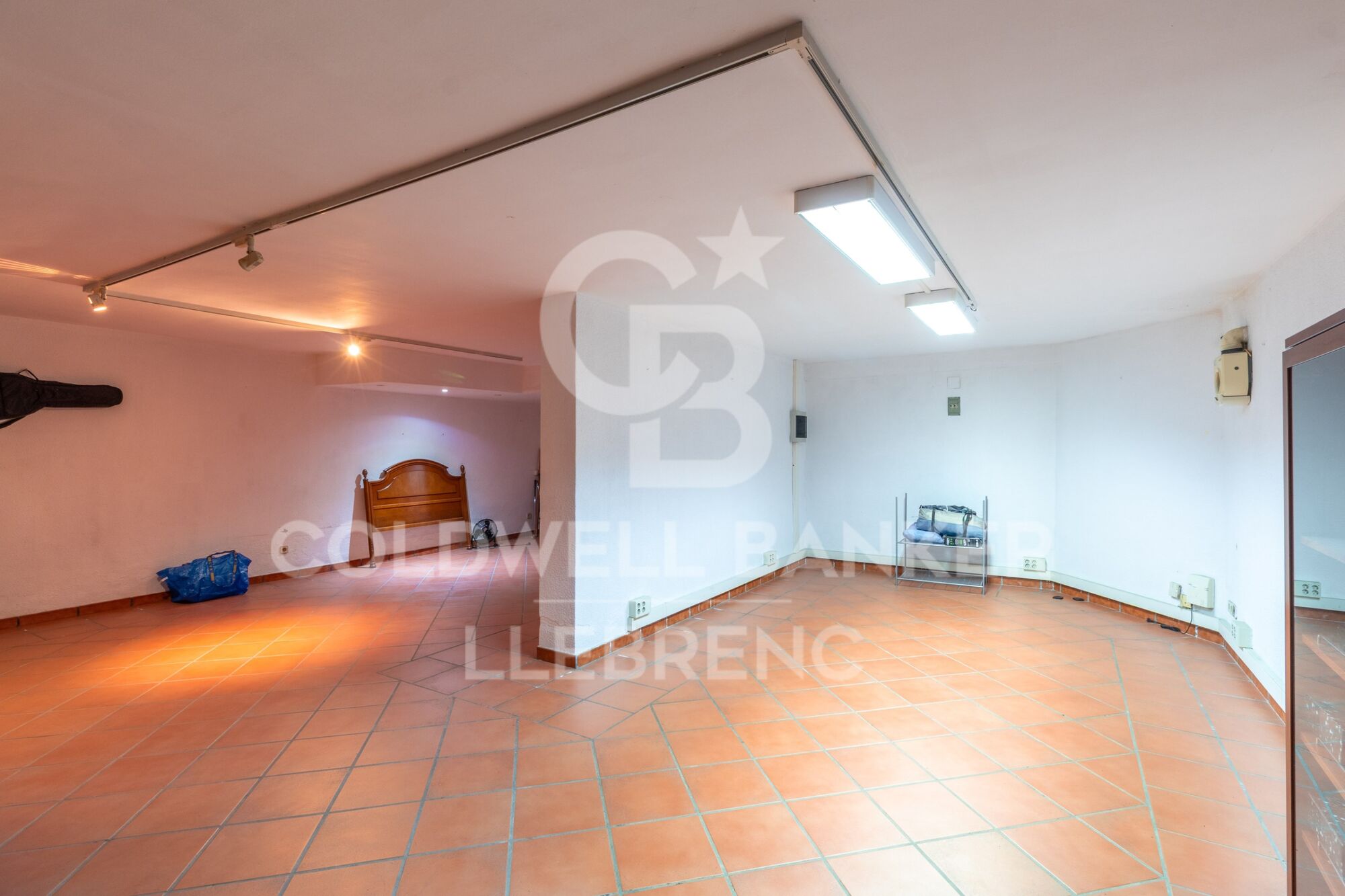 Maison spacieuse et lumineuse de 290 m² répartis sur trois étages avec jardin et piscine