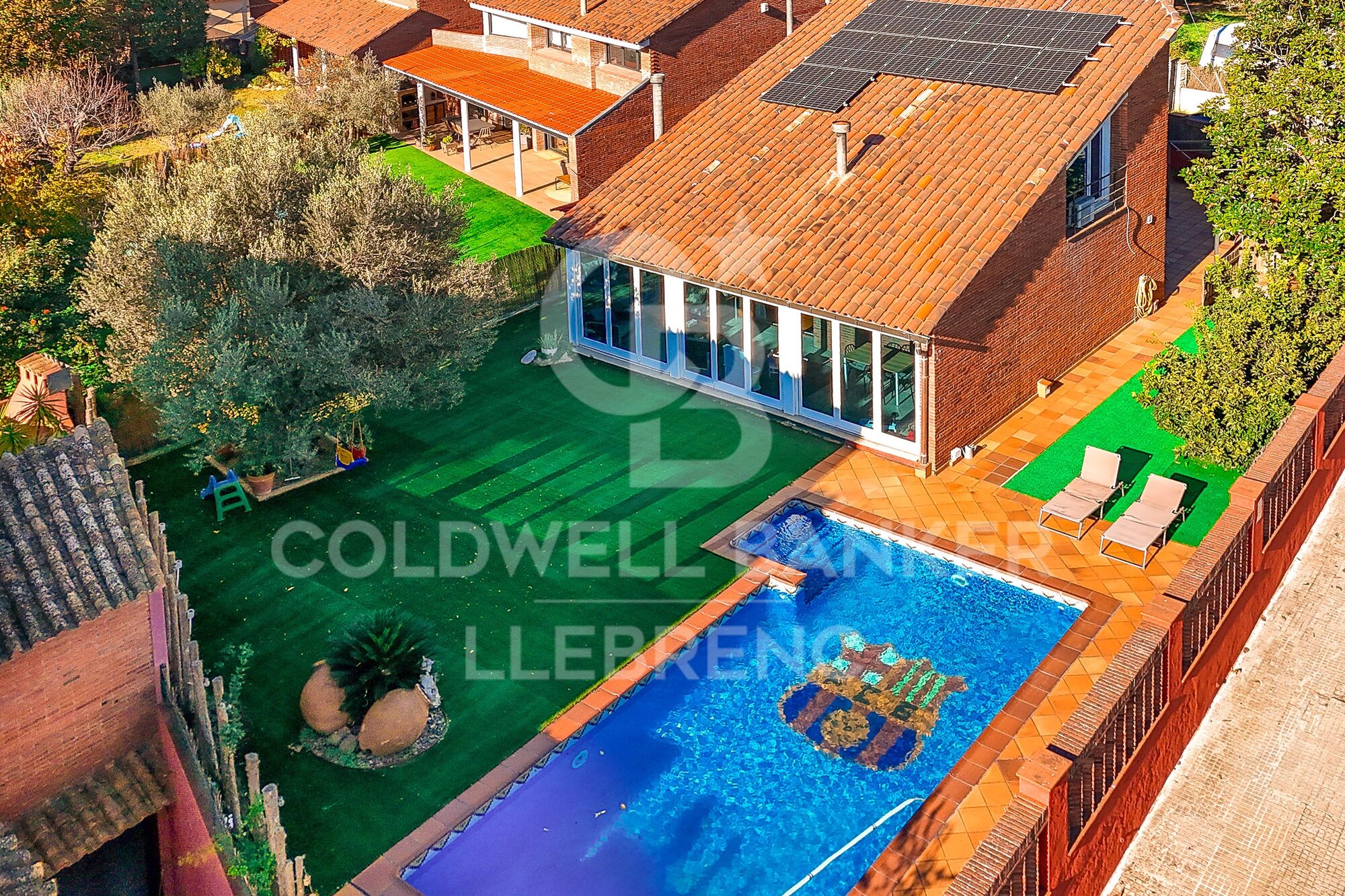 Maison spacieuse et lumineuse de 290 m² répartis sur trois étages avec jardin et piscine