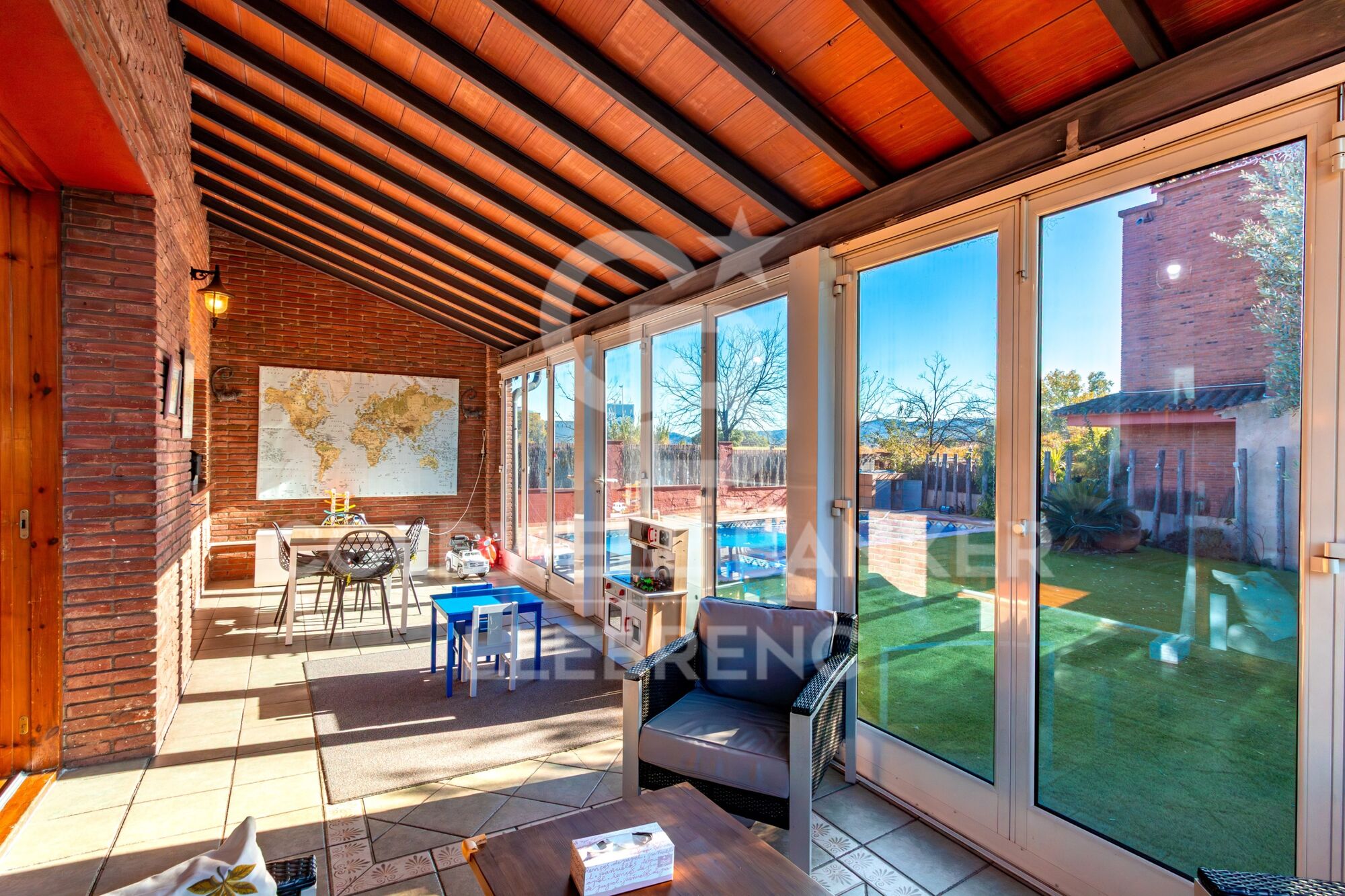 Maison spacieuse et lumineuse de 290 m² répartis sur trois étages avec jardin et piscine