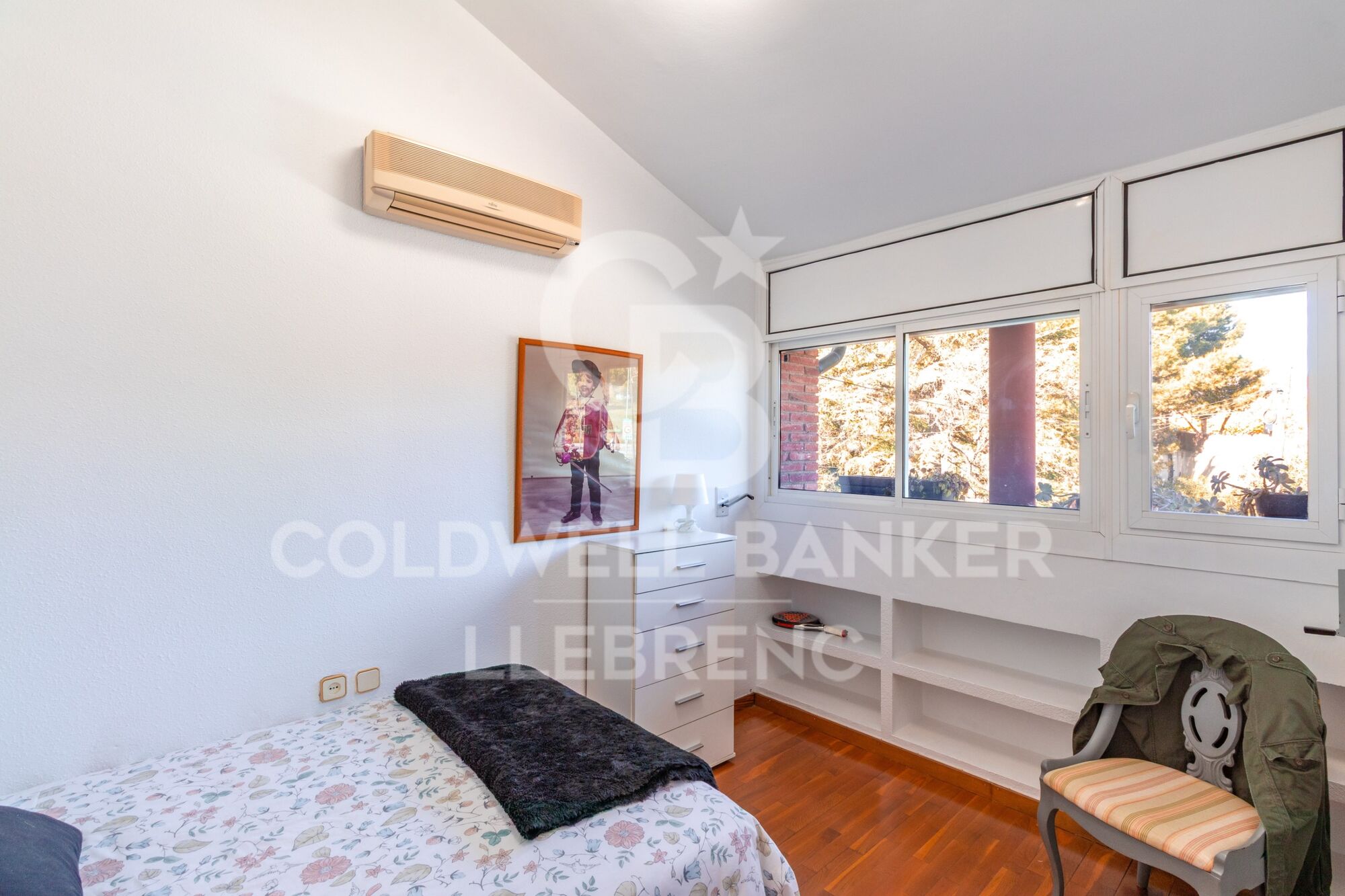 Spacious and bright house of 290 m² on three floors with garden and pool