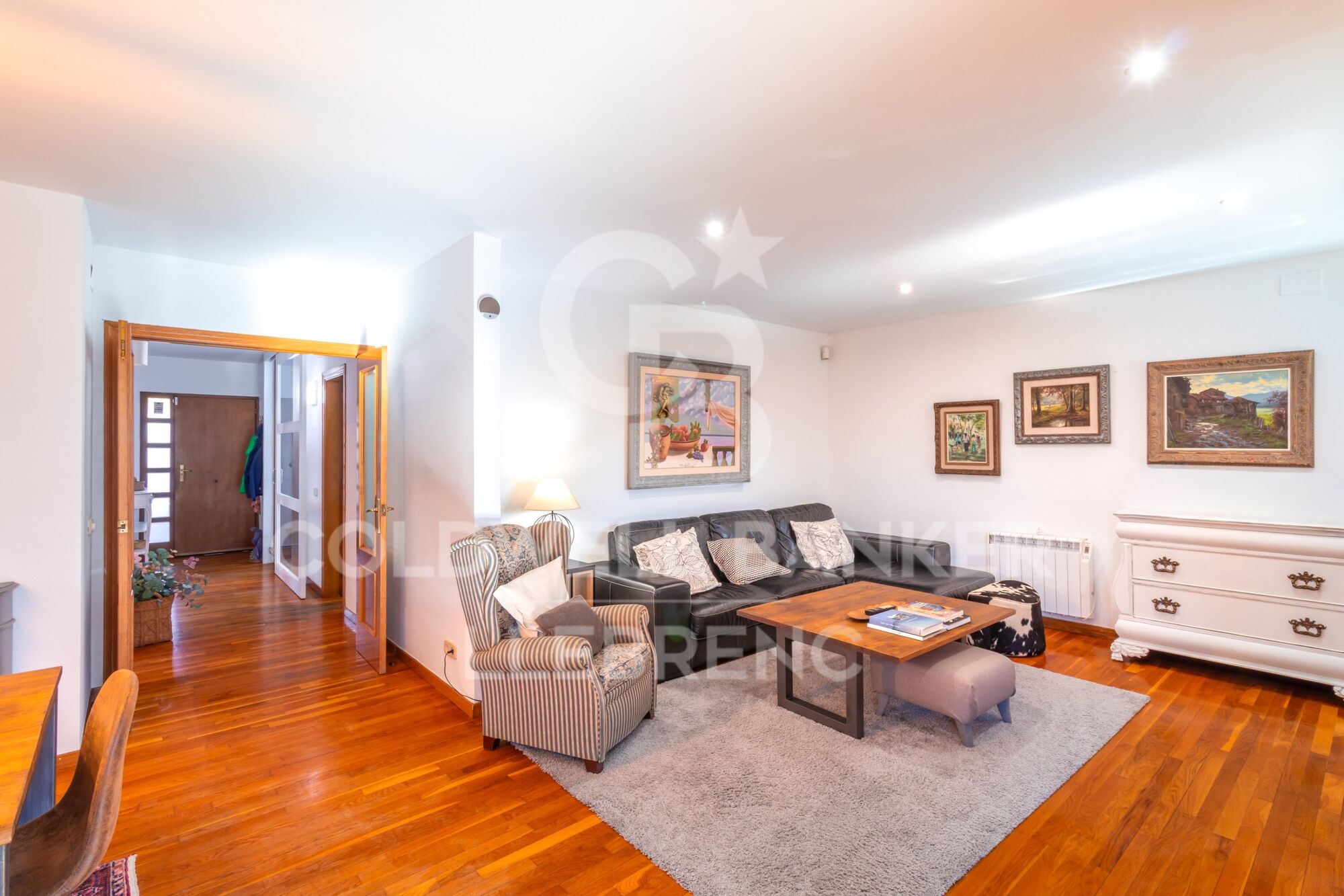 Amplia y luminosa casa de 290 m² en tres plantas con jardín y piscina