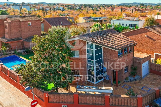 Maison spacieuse et lumineuse de 290 m² répartis sur trois étages avec jardin et piscine