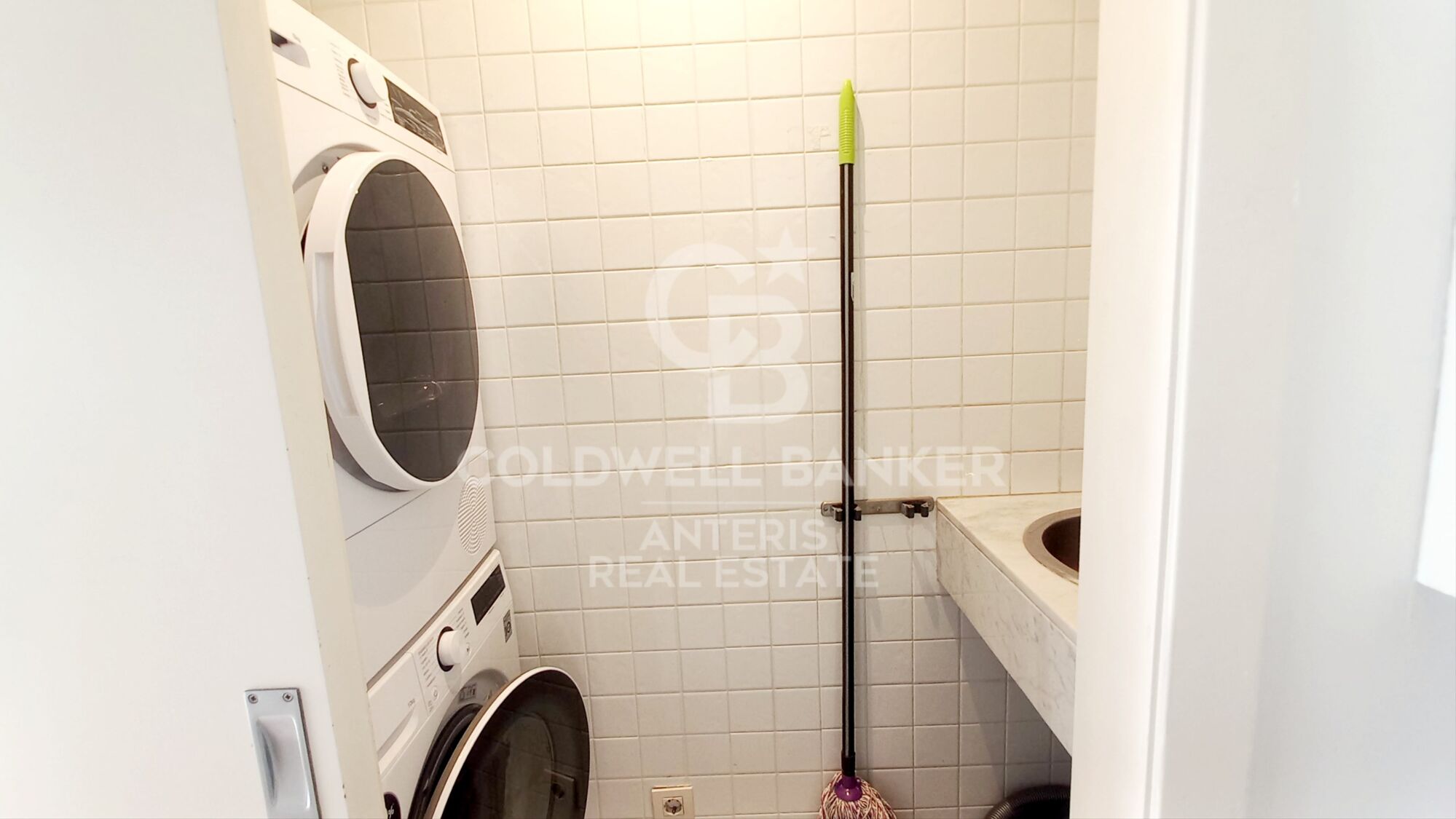 Housing with unobstructed views and common areas