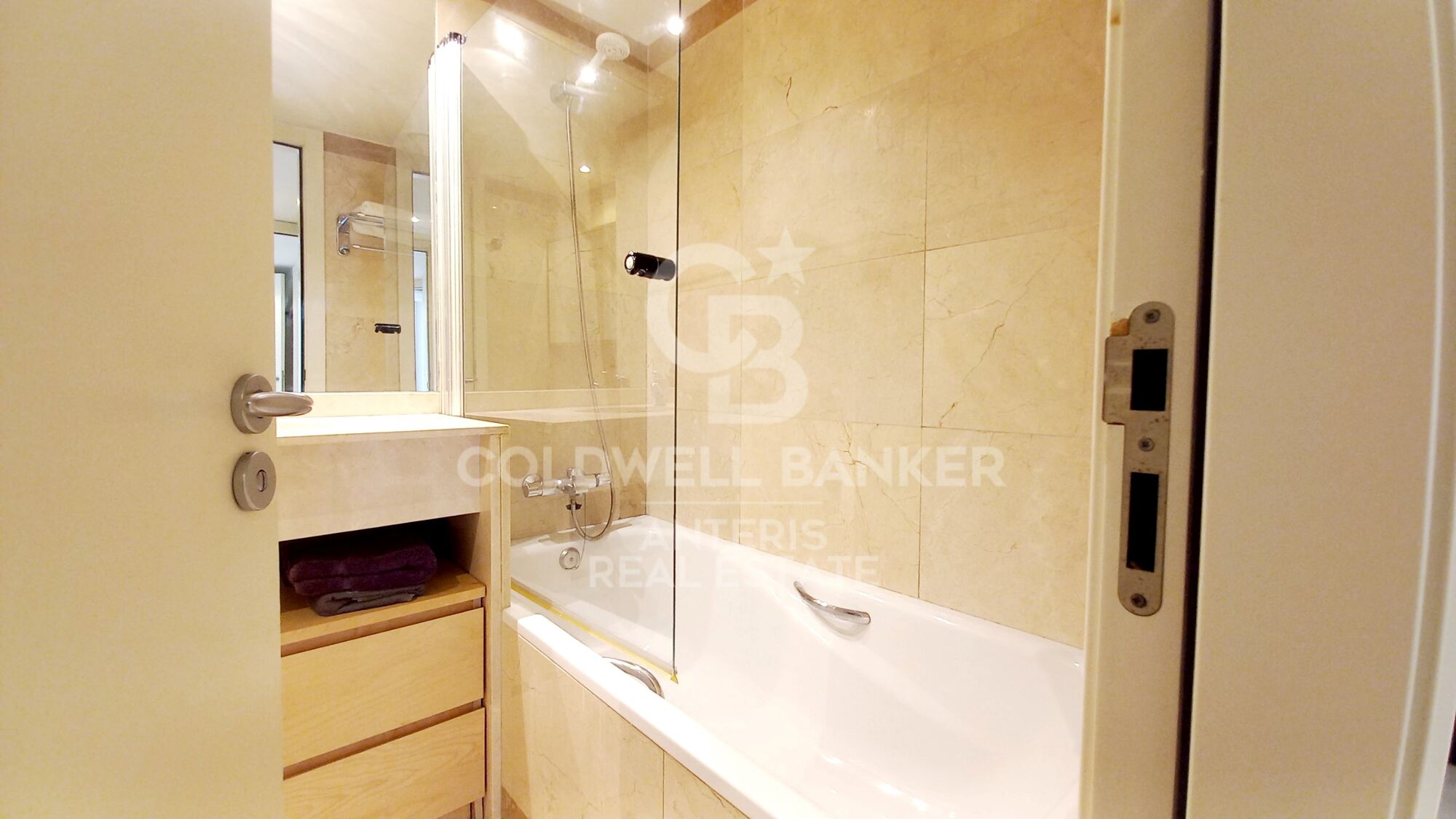 Housing with unobstructed views and common areas