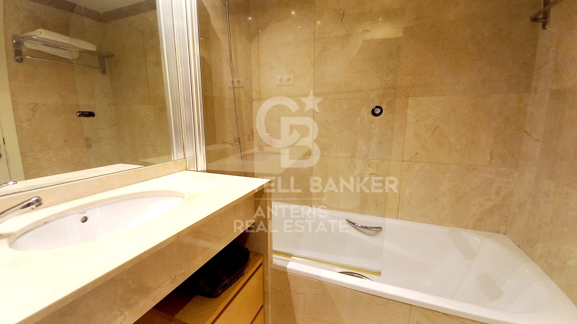 Housing with unobstructed views and common areas