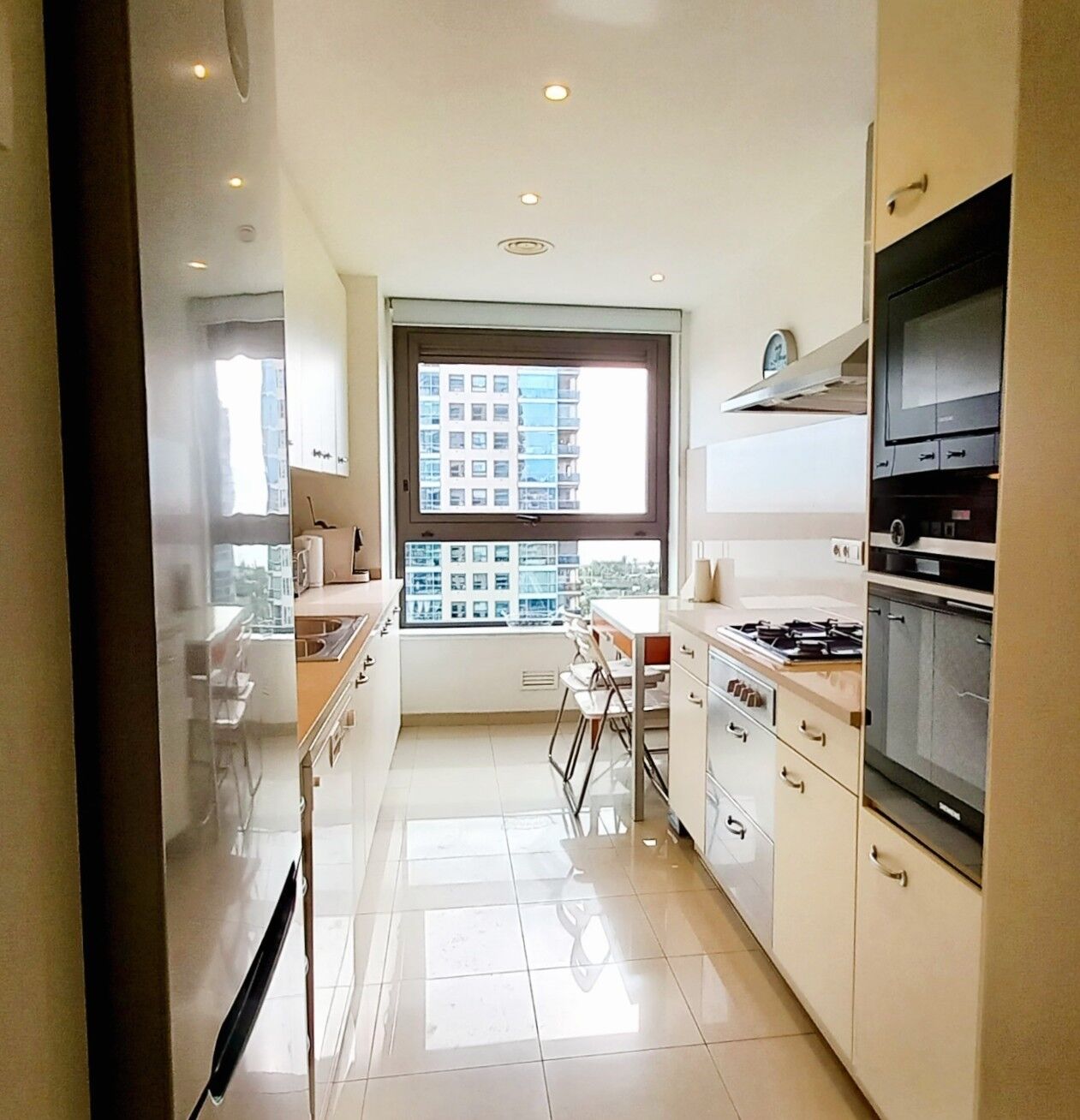 Housing with unobstructed views and common areas