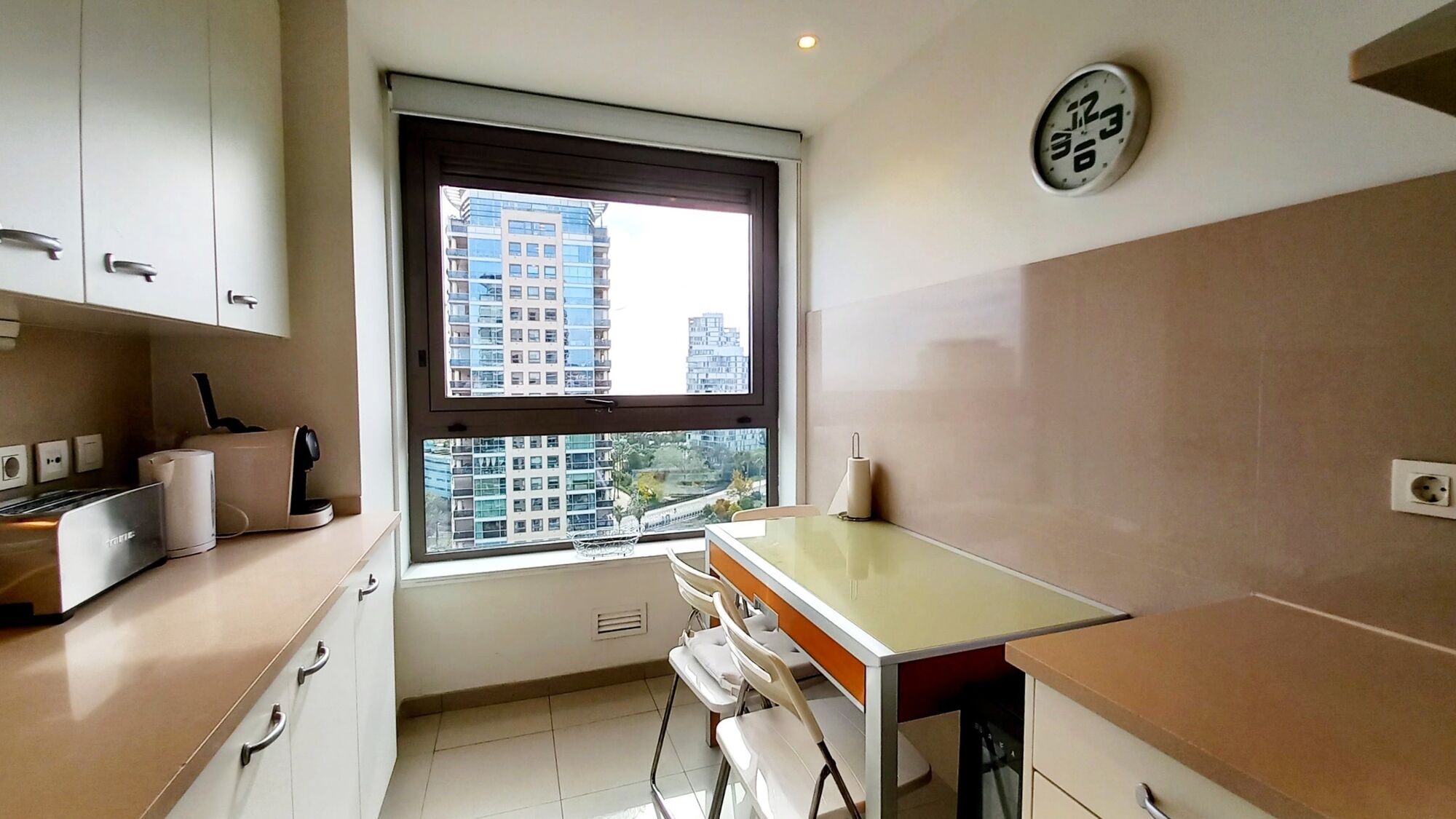 Housing with unobstructed views and common areas