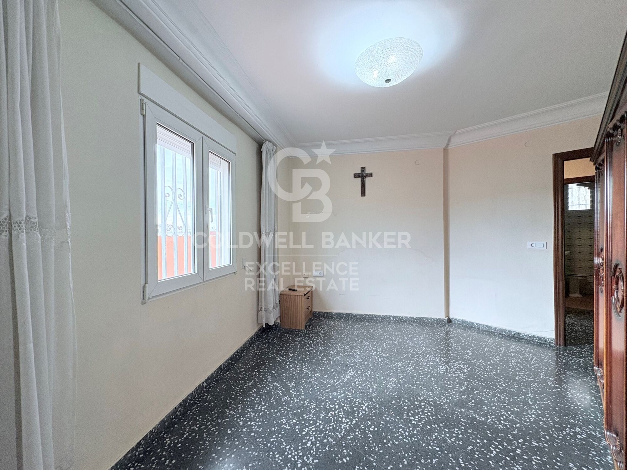 Penthouse with spectacular 70 m² terrace and great potential in Patraix.
