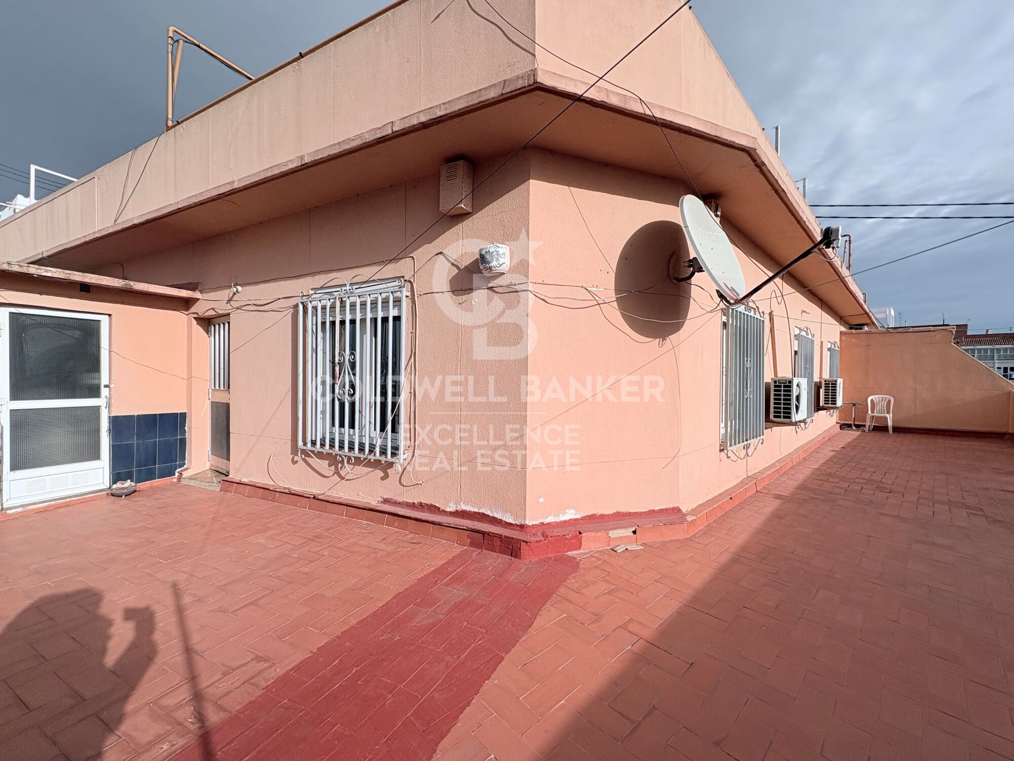 Penthouse with spectacular 70 m² terrace and great potential in Patraix.