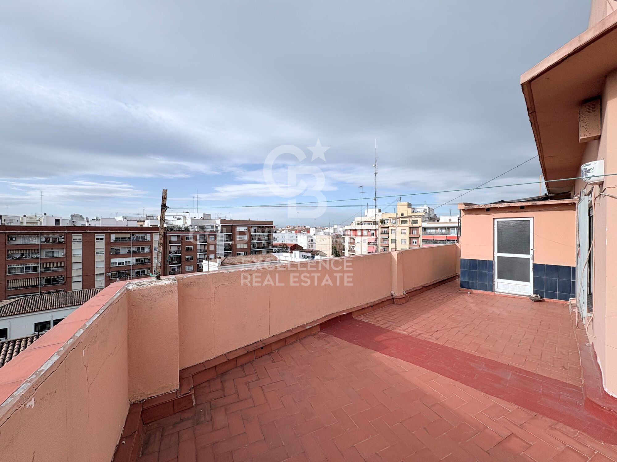 Penthouse with spectacular 70 m² terrace and great potential in Patraix.