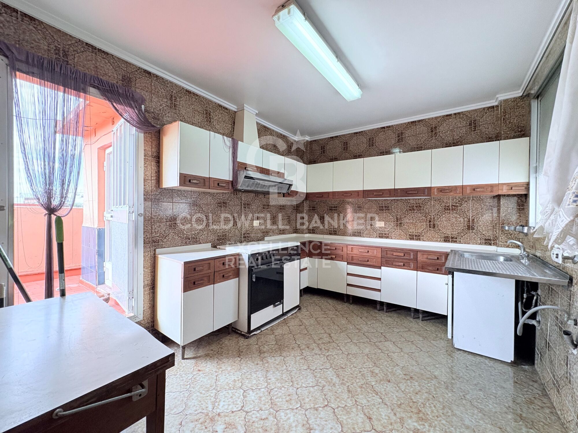 Penthouse with spectacular 70 m² terrace and great potential in Patraix.