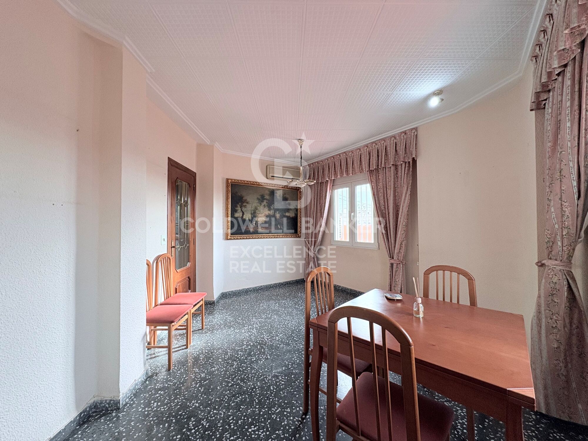 Penthouse with spectacular 70 m² terrace and great potential in Patraix.