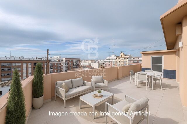 Penthouse with spectacular 70 m² terrace and great potential in Patraix