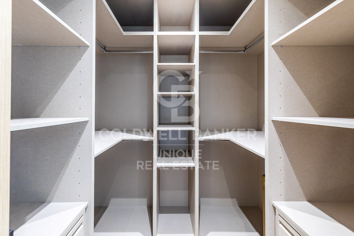 Piso renovado de 3 dormitorio con terraza en Chamberi