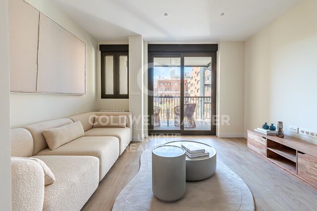 Piso renovado de 3 dormitorios con terraza en Chamberi