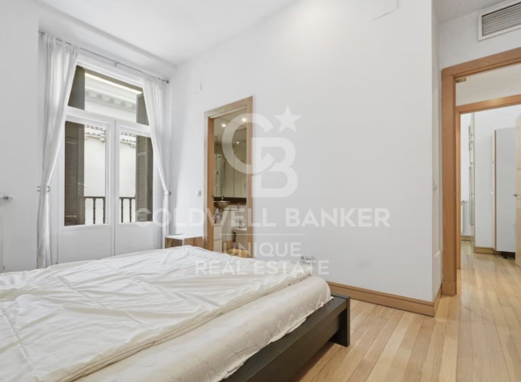 Exterior flat with 4 balconies in the centre of Madrid
