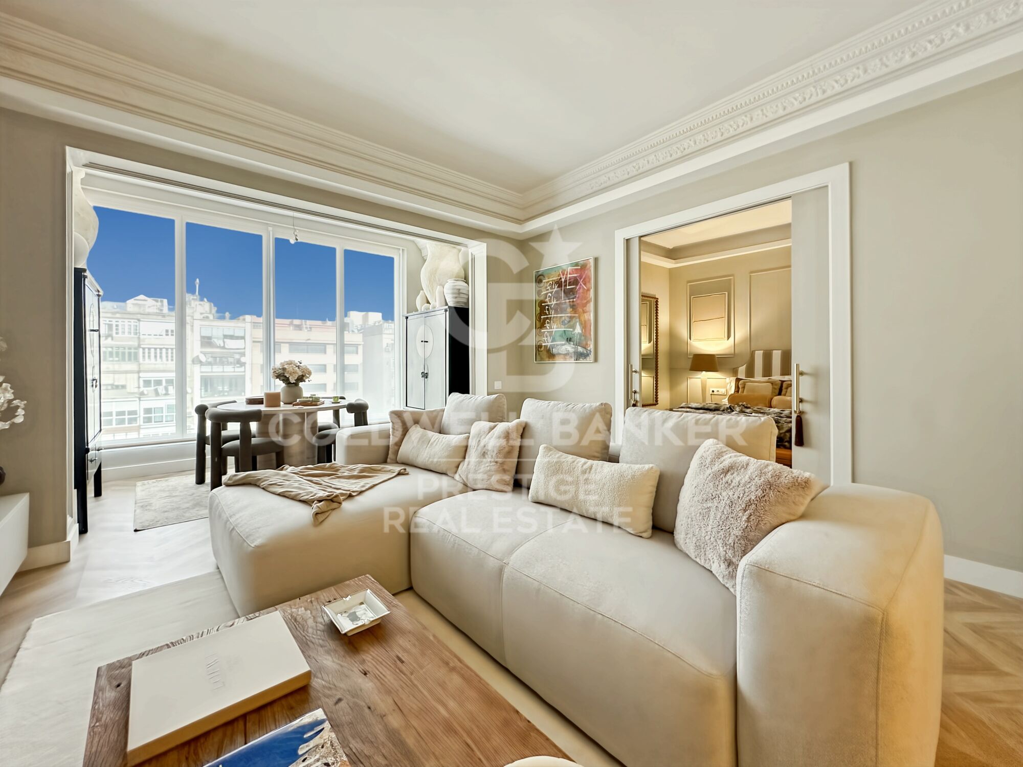 Appartement exclusif de 100 m² dans une élégante finca regia, situé entre Enrique Granados et Paris