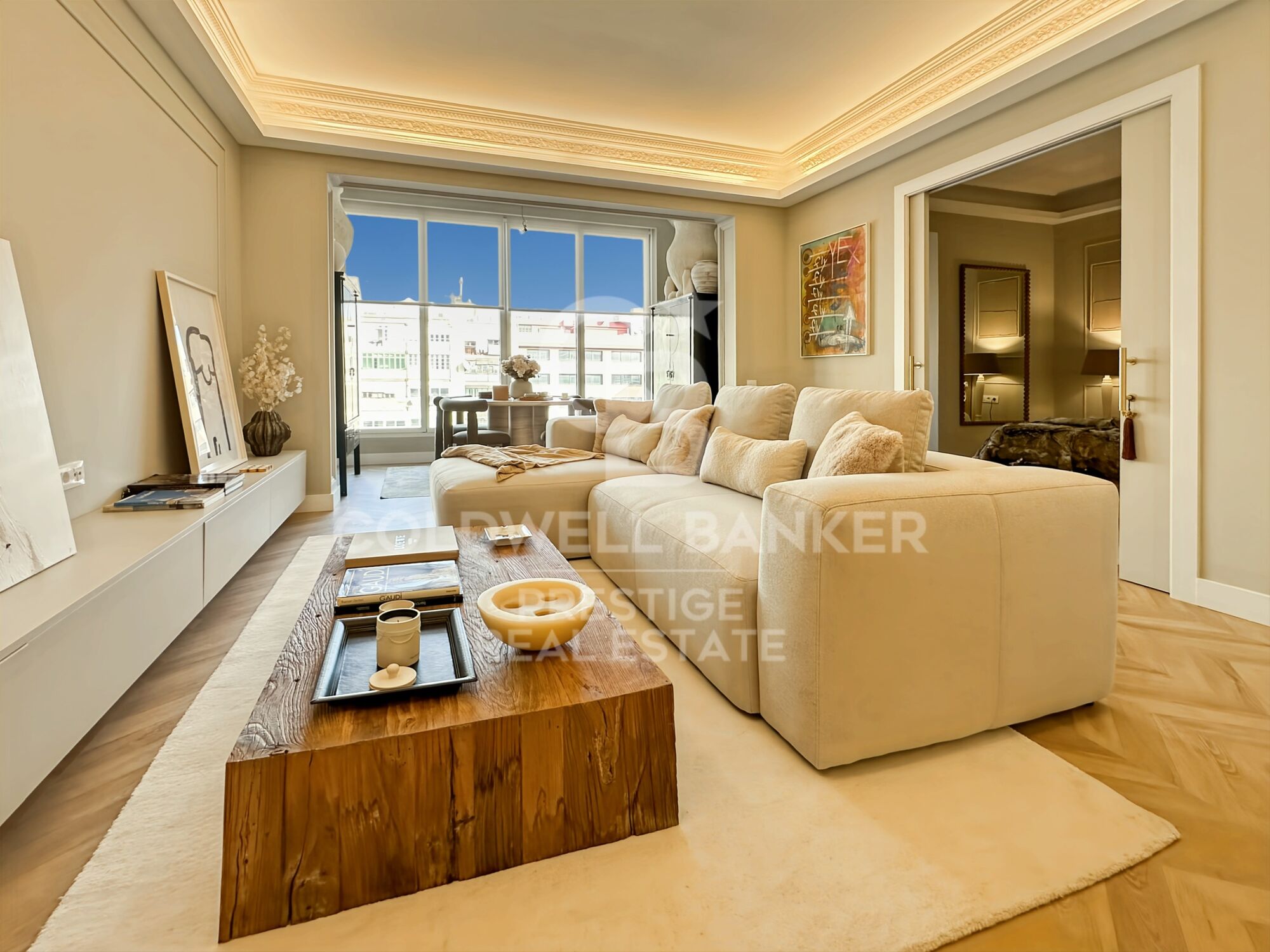 Appartement exclusif de 100 m² dans une élégante finca regia, situé entre Enrique Granados et Paris