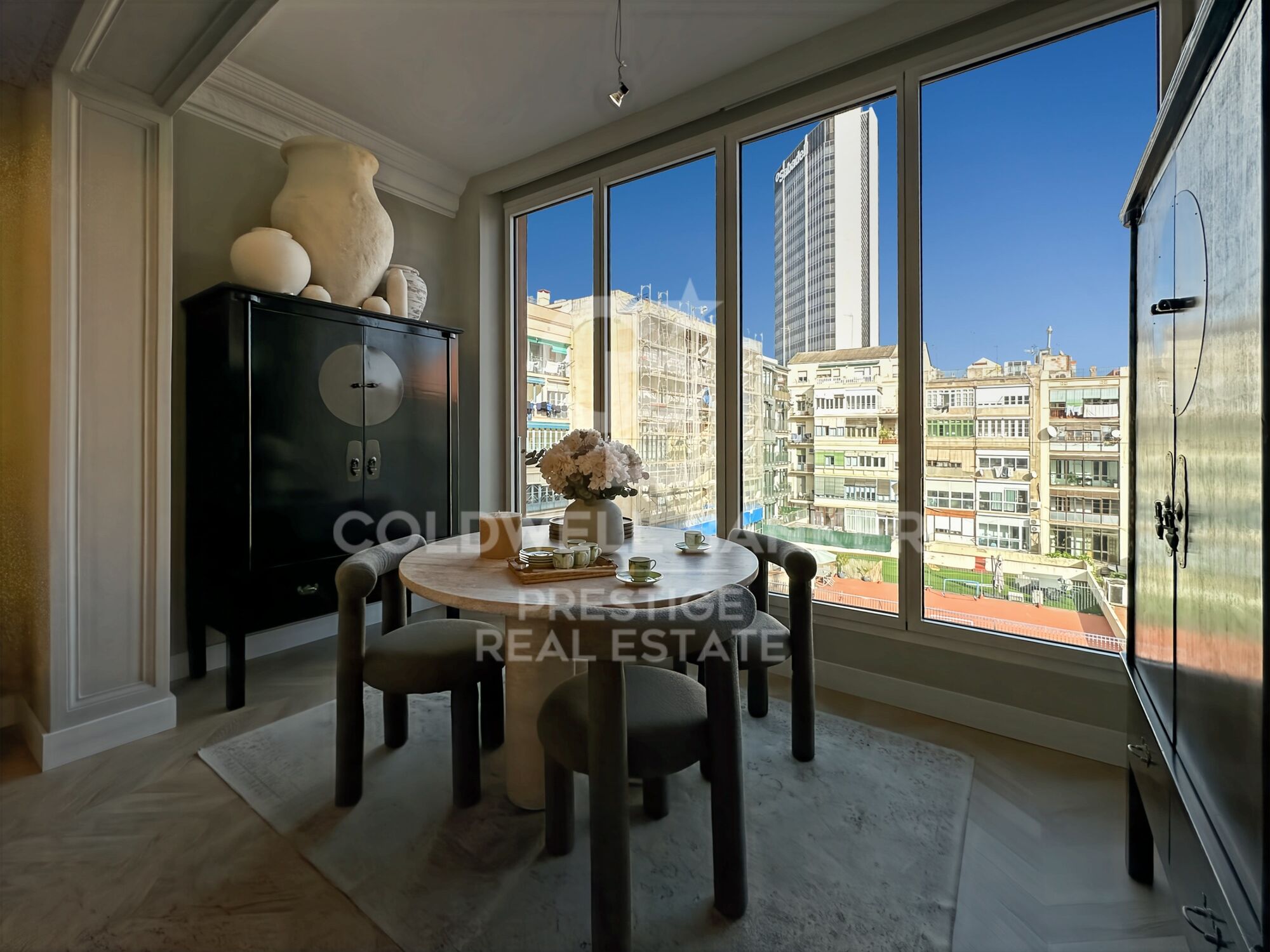 Appartement exclusif de 100 m² dans une élégante finca regia, situé entre Enrique Granados et Paris