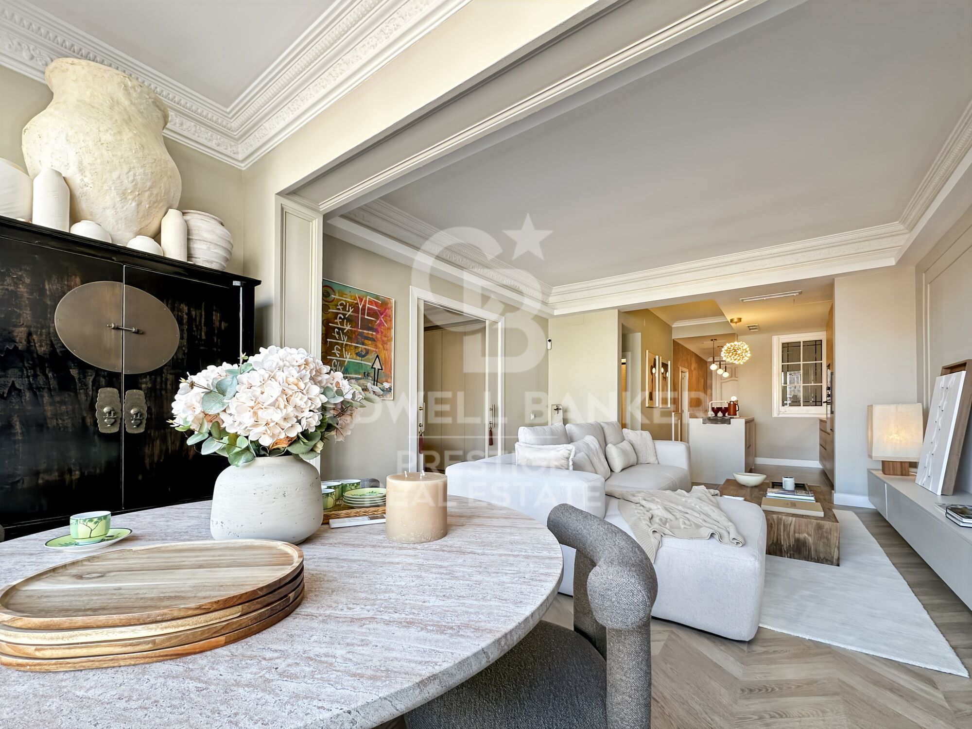 Appartement exclusif de 100 m² dans une élégante finca regia, situé entre Enrique Granados et Paris