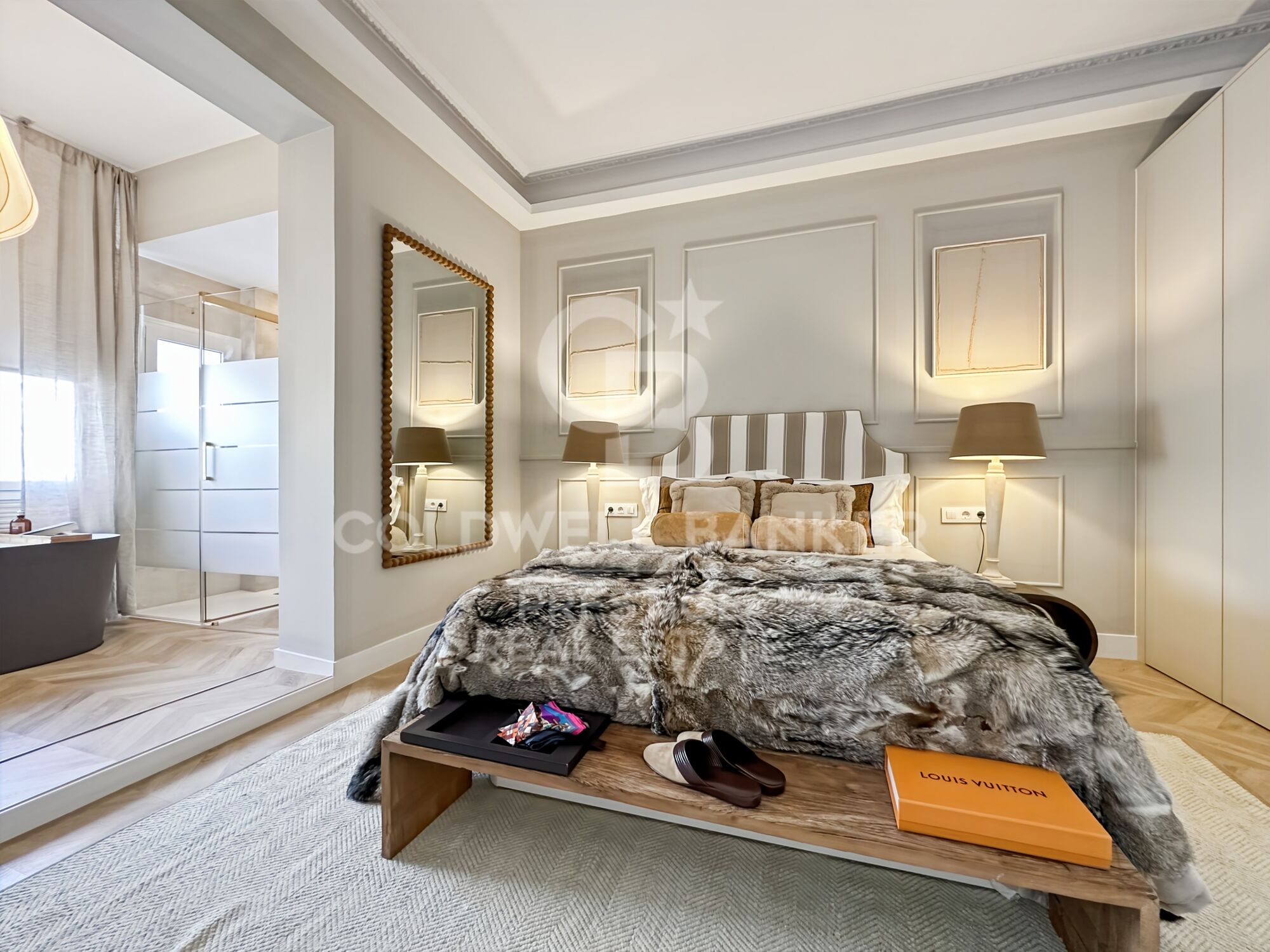 Appartement exclusif de 100 m² dans une élégante finca regia, situé entre Enrique Granados et Paris