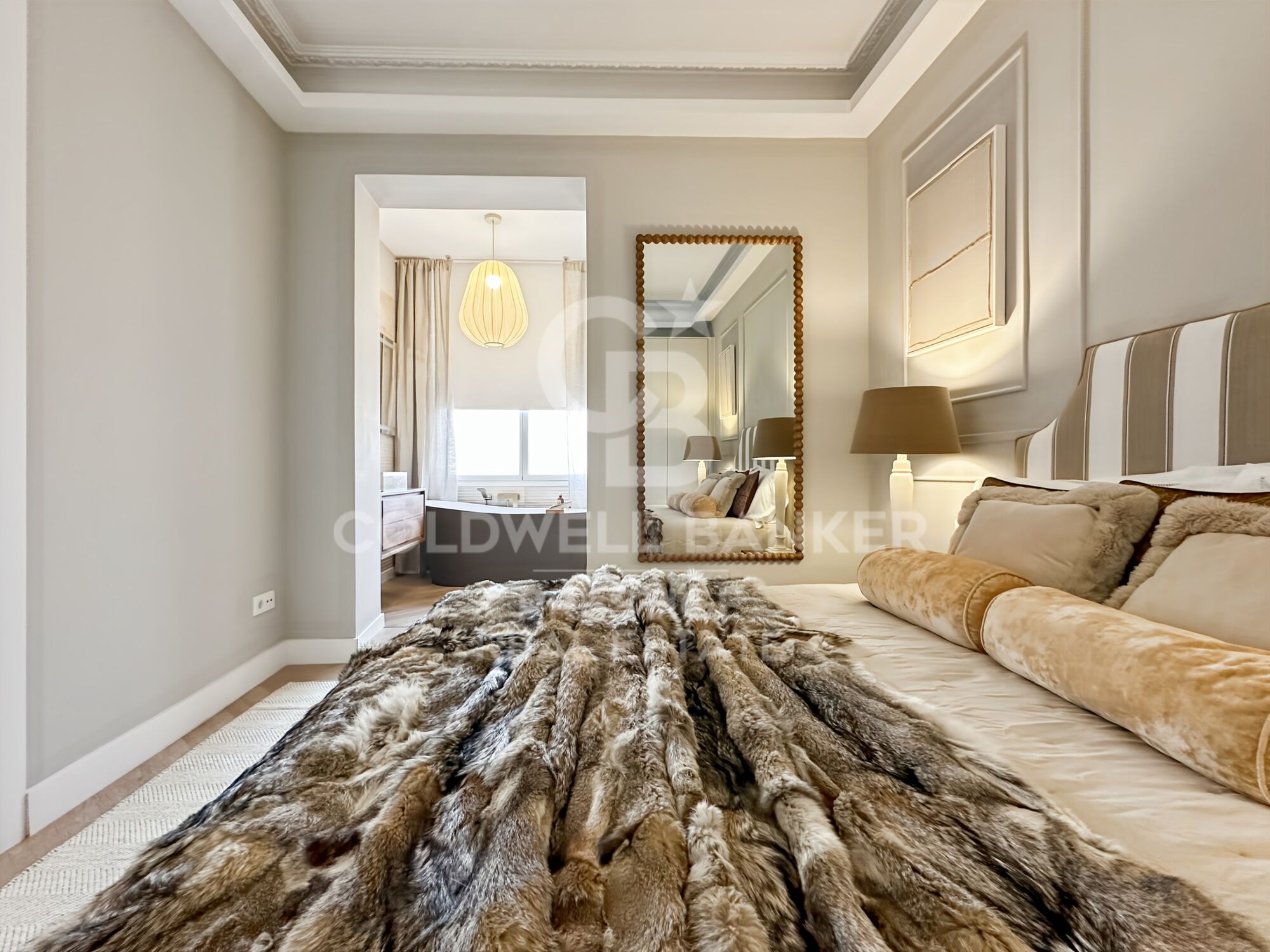 Appartement exclusif de 100 m² dans une élégante finca regia, situé entre Enrique Granados et Paris